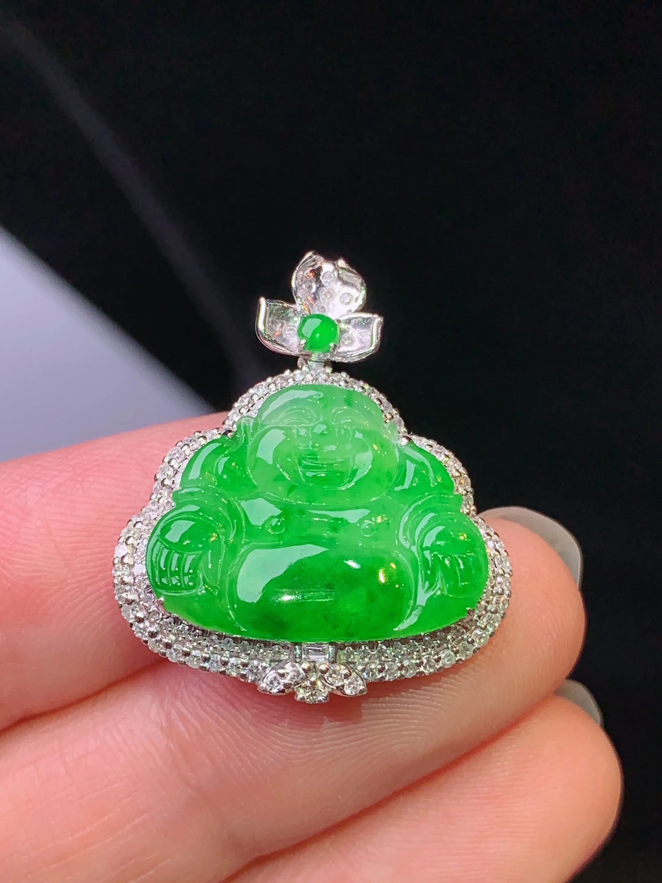 18k金钻镶嵌翠绿佛公吊坠 玉质细腻 色泽艳丽清新 整体尺寸25.7*21.8*7.7