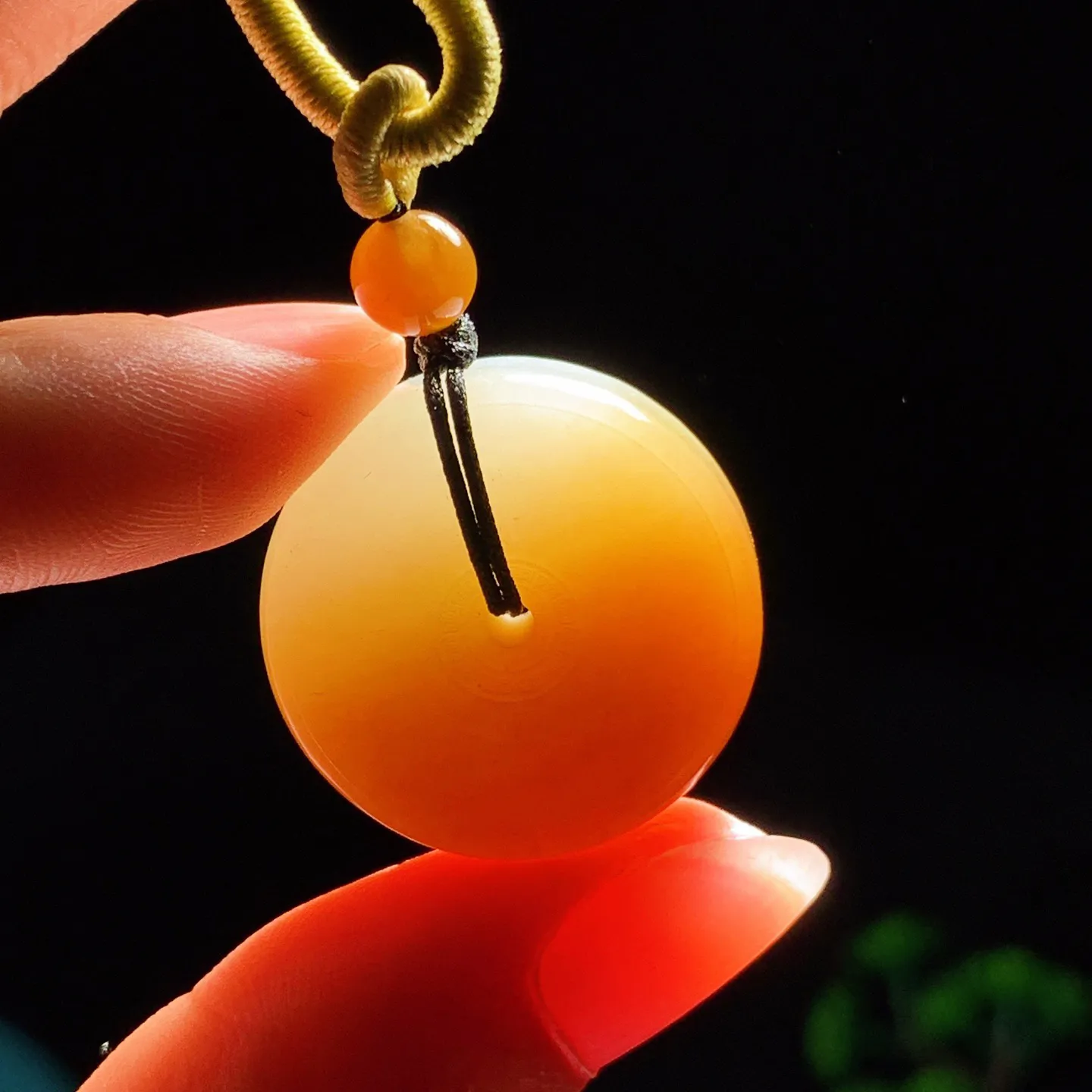 新疆和田玉且末糖平安扣挂件 尺寸24/9重14克 玉质细腻油润 底色纯净 脂粉好，品质好。lt260114