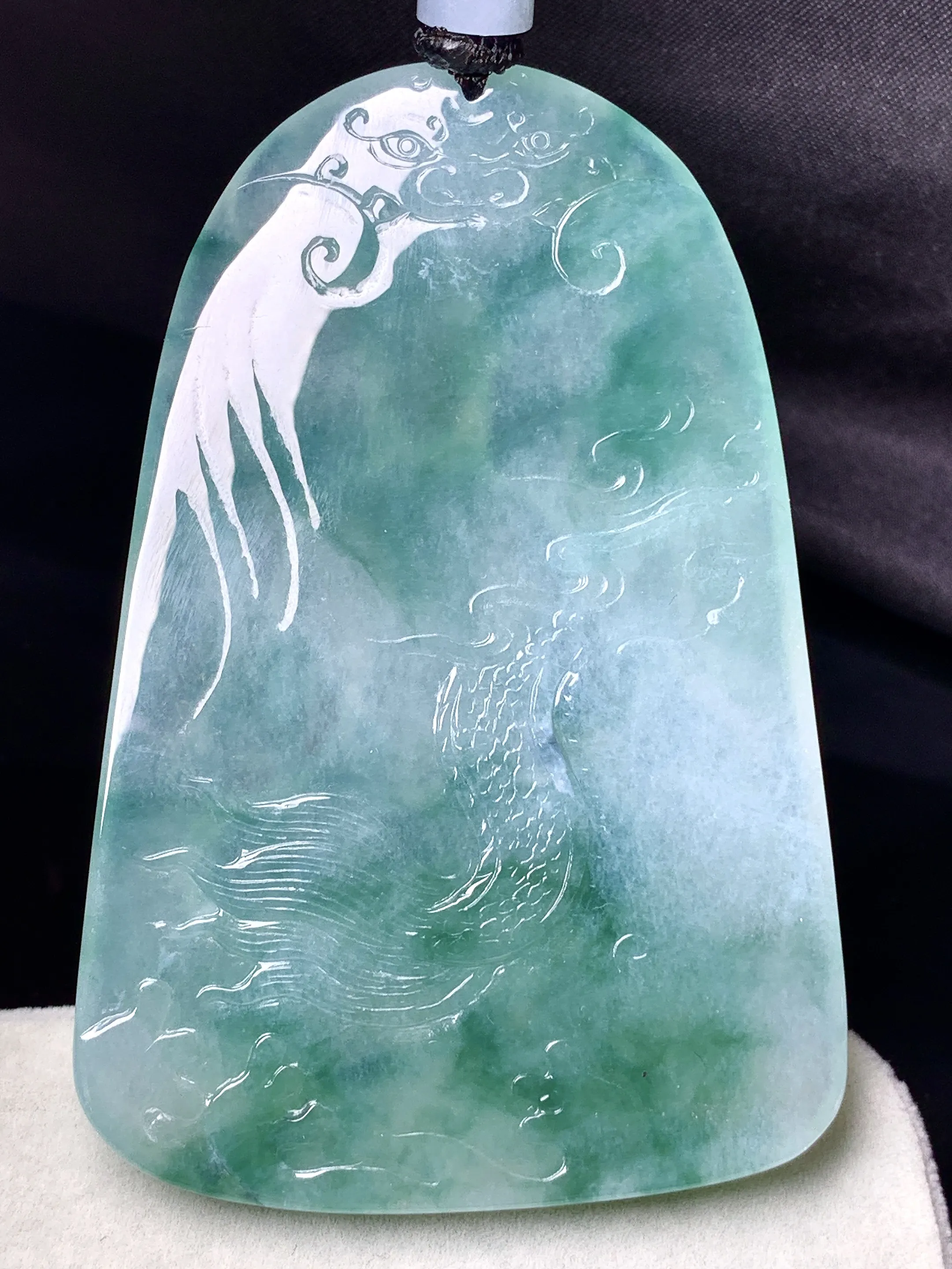 飘花晴绿观音菩萨吊坠 玉质细腻 色泽艳丽清新 整体尺寸70.3*46.5*6.2