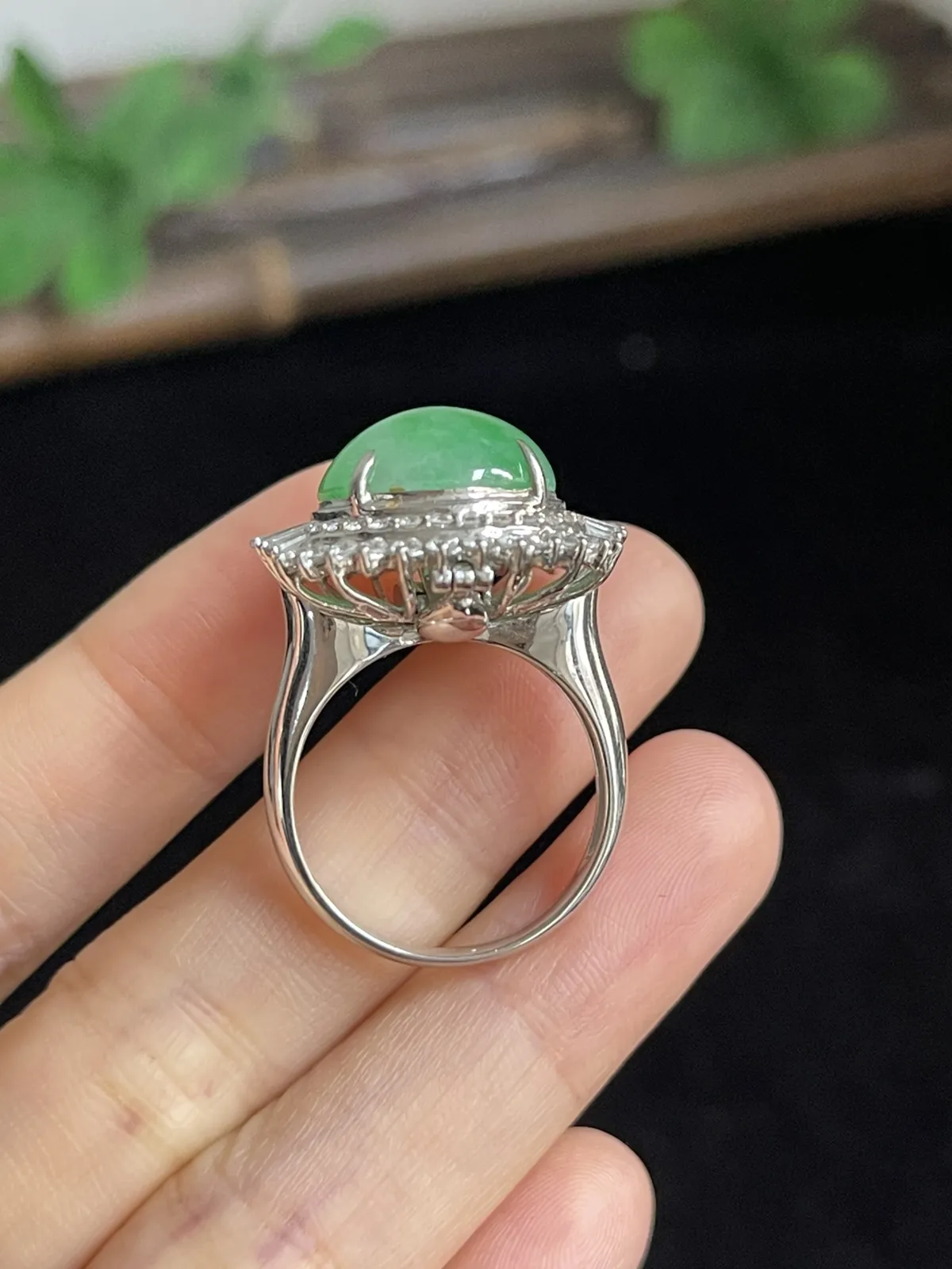 翡翠糯化种绿色戒指，印记：Au750,伴钻石