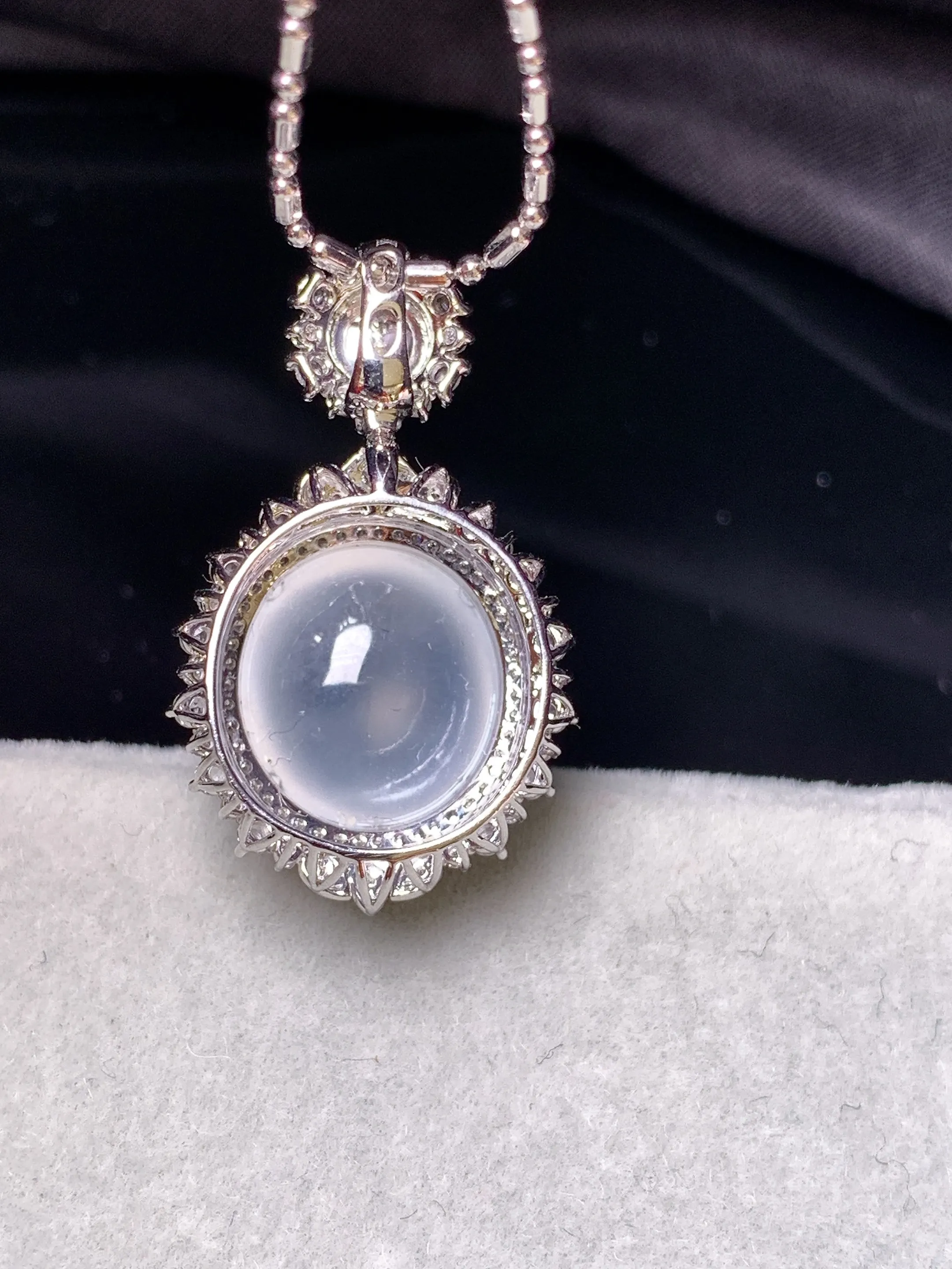 18k金钻镶嵌冰种蛋面吊坠 玉质细腻 色泽艳丽清新 整体尺寸27.2*16.3*11