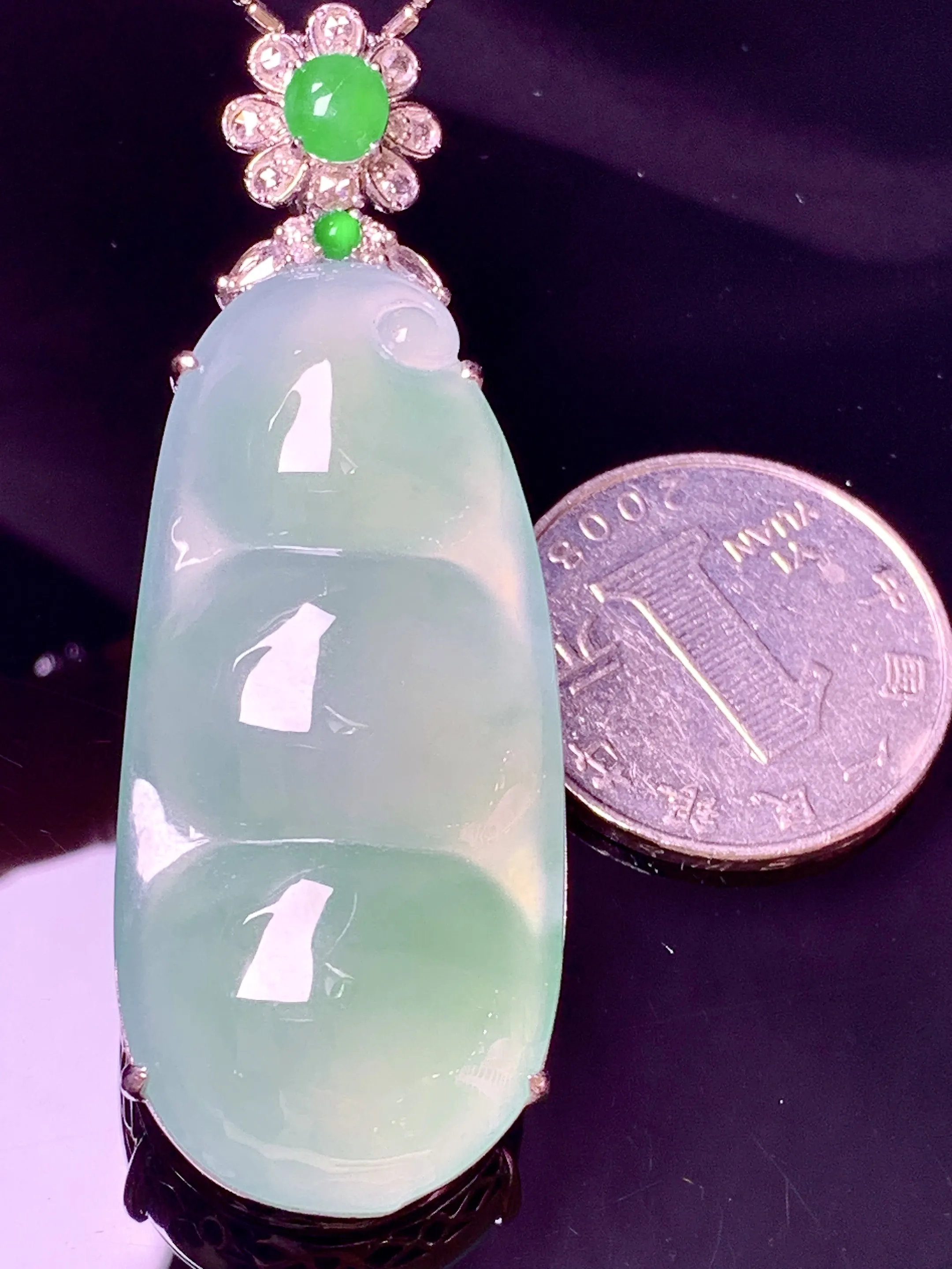 18k金钻镶嵌浅绿四季豆吊坠 玉质细腻 色泽艳丽清新 整体尺寸60.2*21.5*13.8