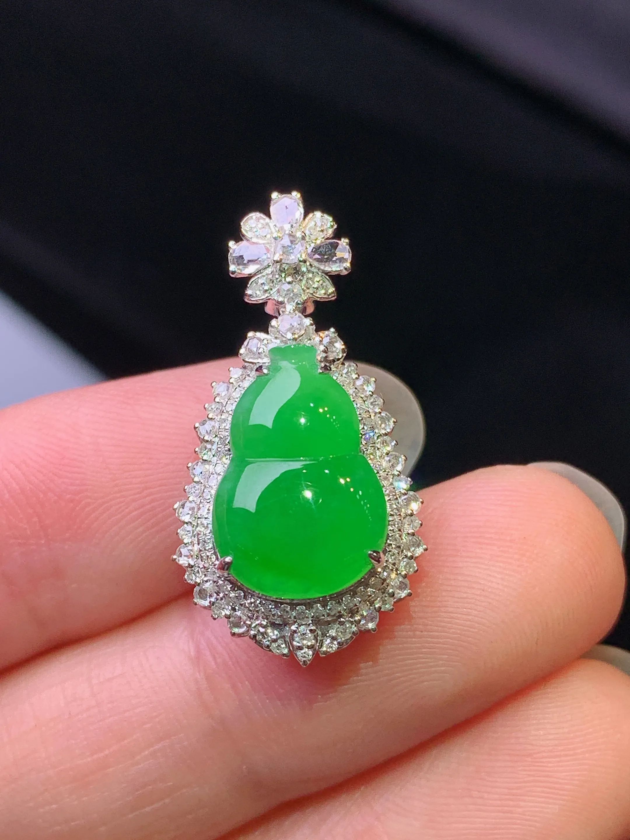 18k金钻镶嵌满绿葫芦吊坠 玉质细腻 色泽艳丽清新 整体尺寸26.3*13.8*11