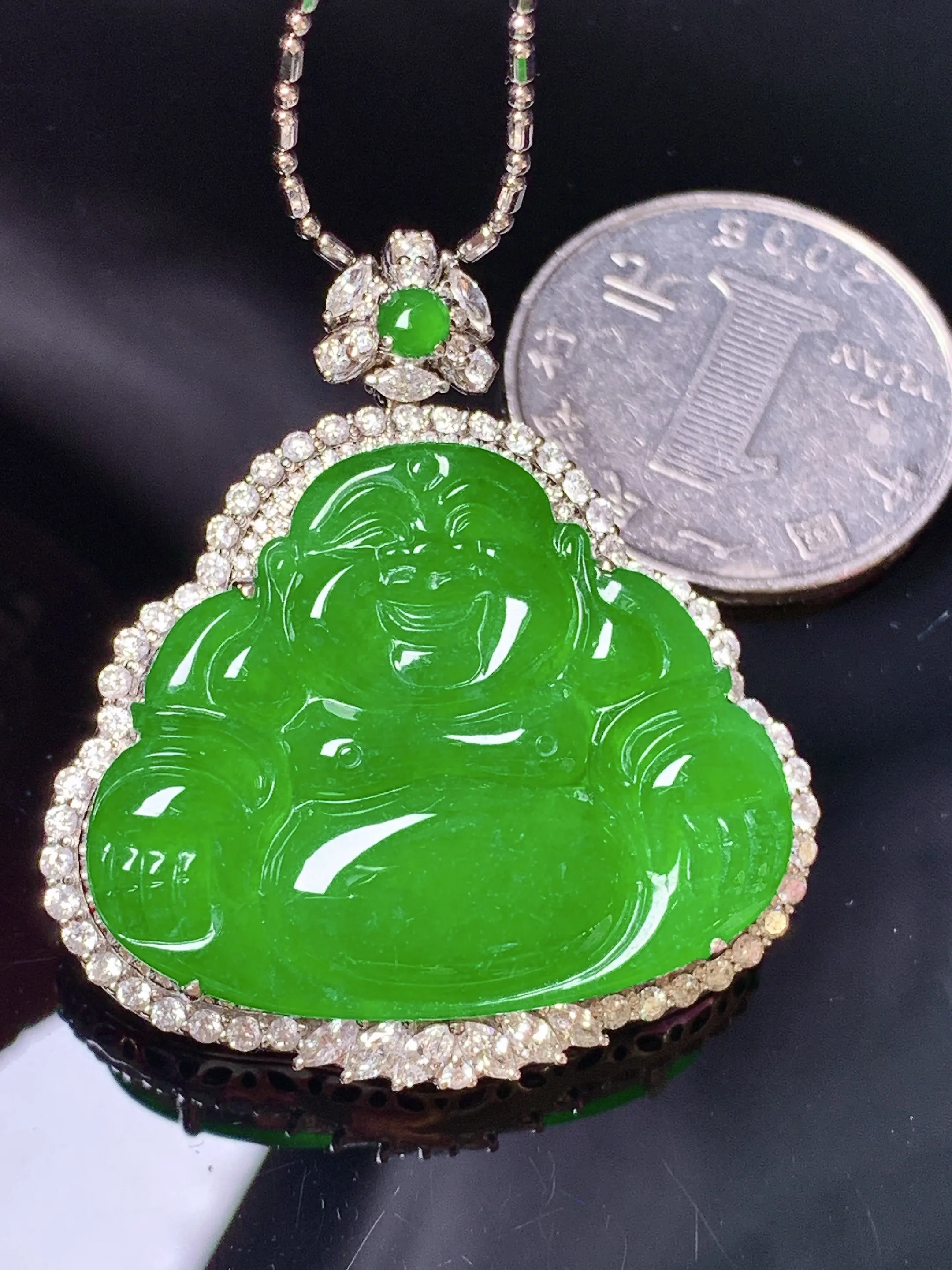 18k金钻镶嵌满绿佛公吊坠 玉质细腻 色泽艳丽清新 整体尺寸40*36*11.6