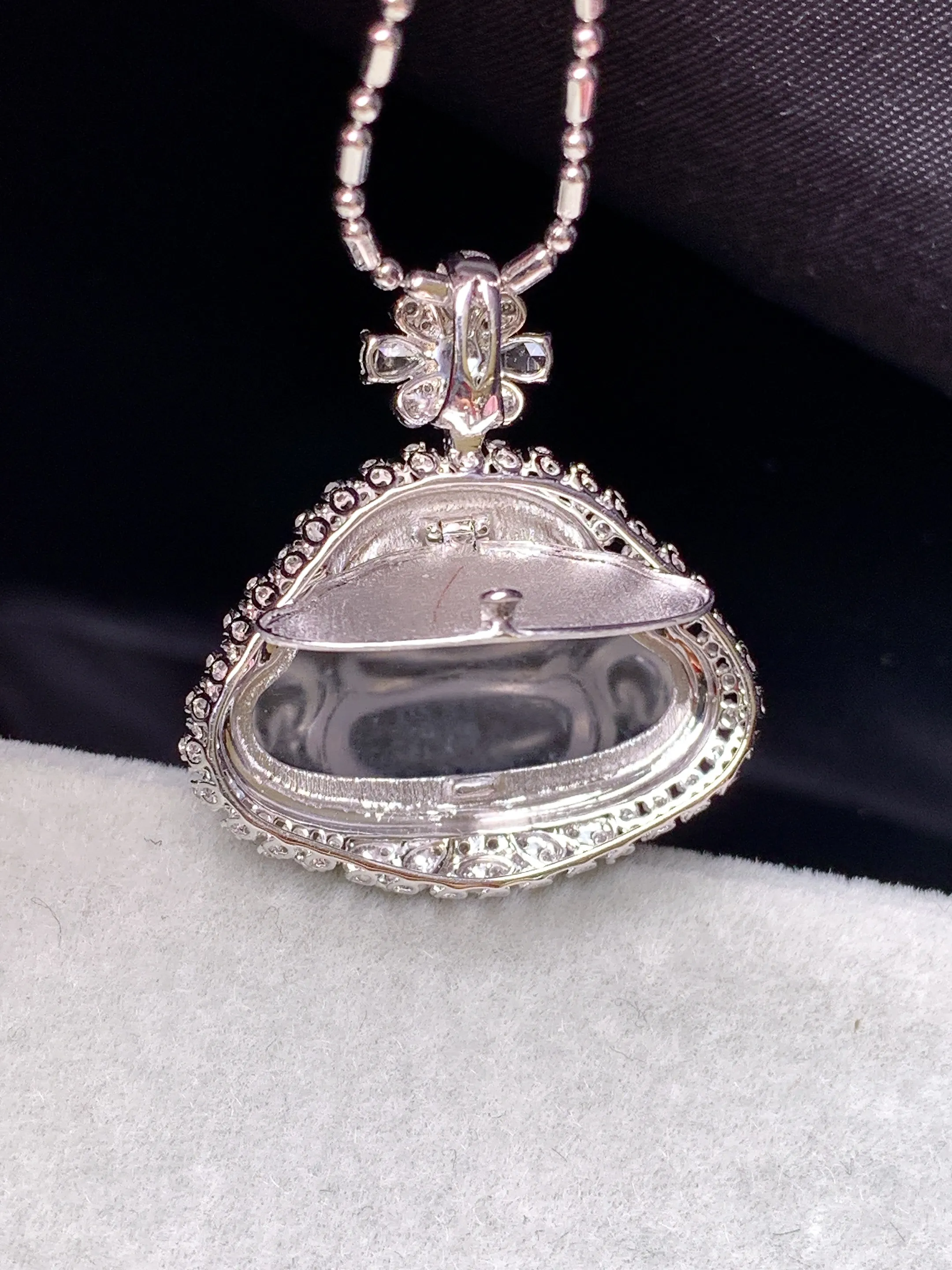 18k金钻镶嵌冰种佛公吊坠 玉质细腻 色泽艳丽清新 整体尺寸25*23*9