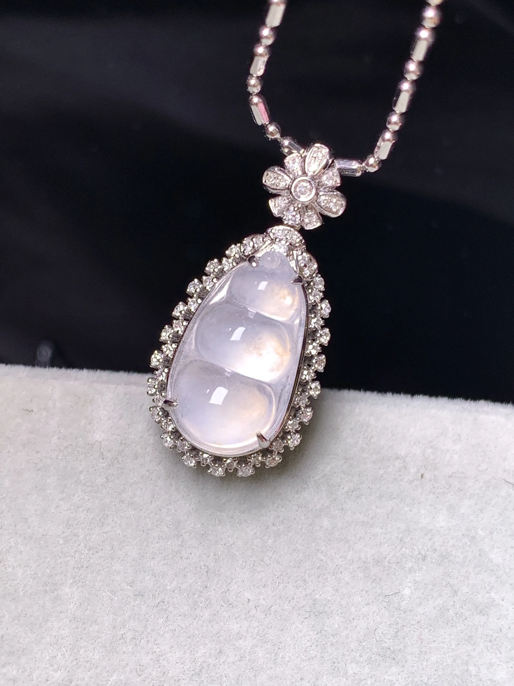 18k金钻镶嵌冰种四季豆吊坠 玉质细腻 色泽艳丽清新 整体尺寸23.7*11.6*9