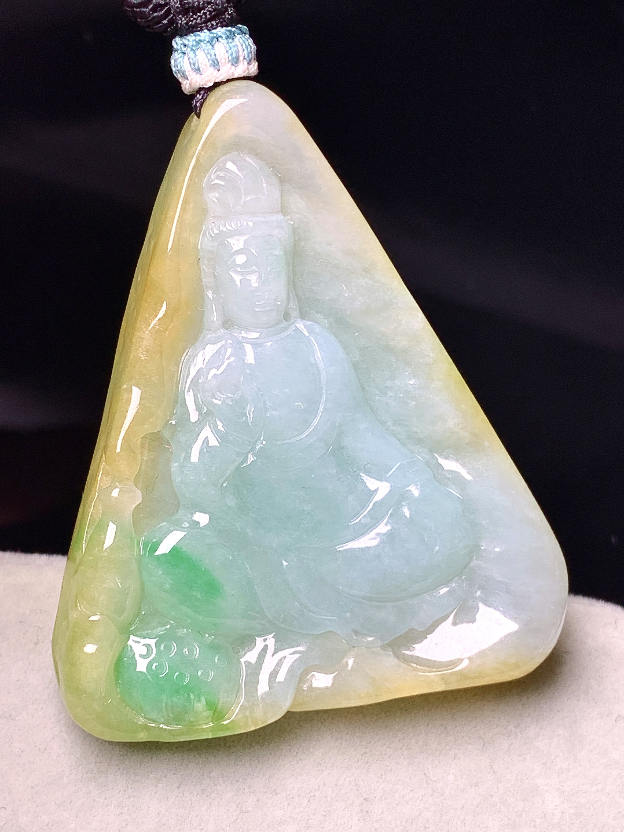 飘黄绿观音吊坠 玉质细腻 色泽艳丽清新 整体尺寸43*35.2*6.2