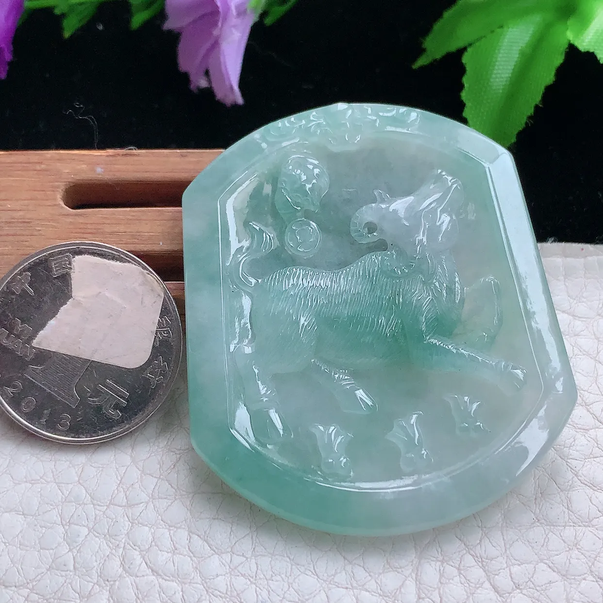 kh实拍54.5*46.5*5.3缅甸翡翠精雕冰飘蓝韵扭转乾坤  生肖牛玉吊坠 玉挂件