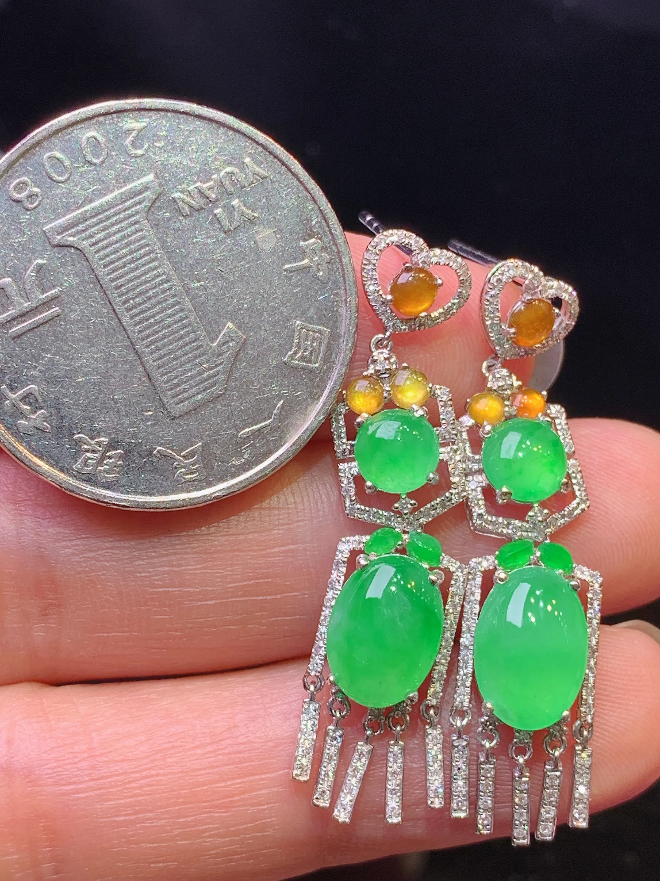 18k金钻镶嵌满绿蛋面耳坠 玉质细腻 色泽艳丽清新 整体尺寸37.2*8.8*5.3