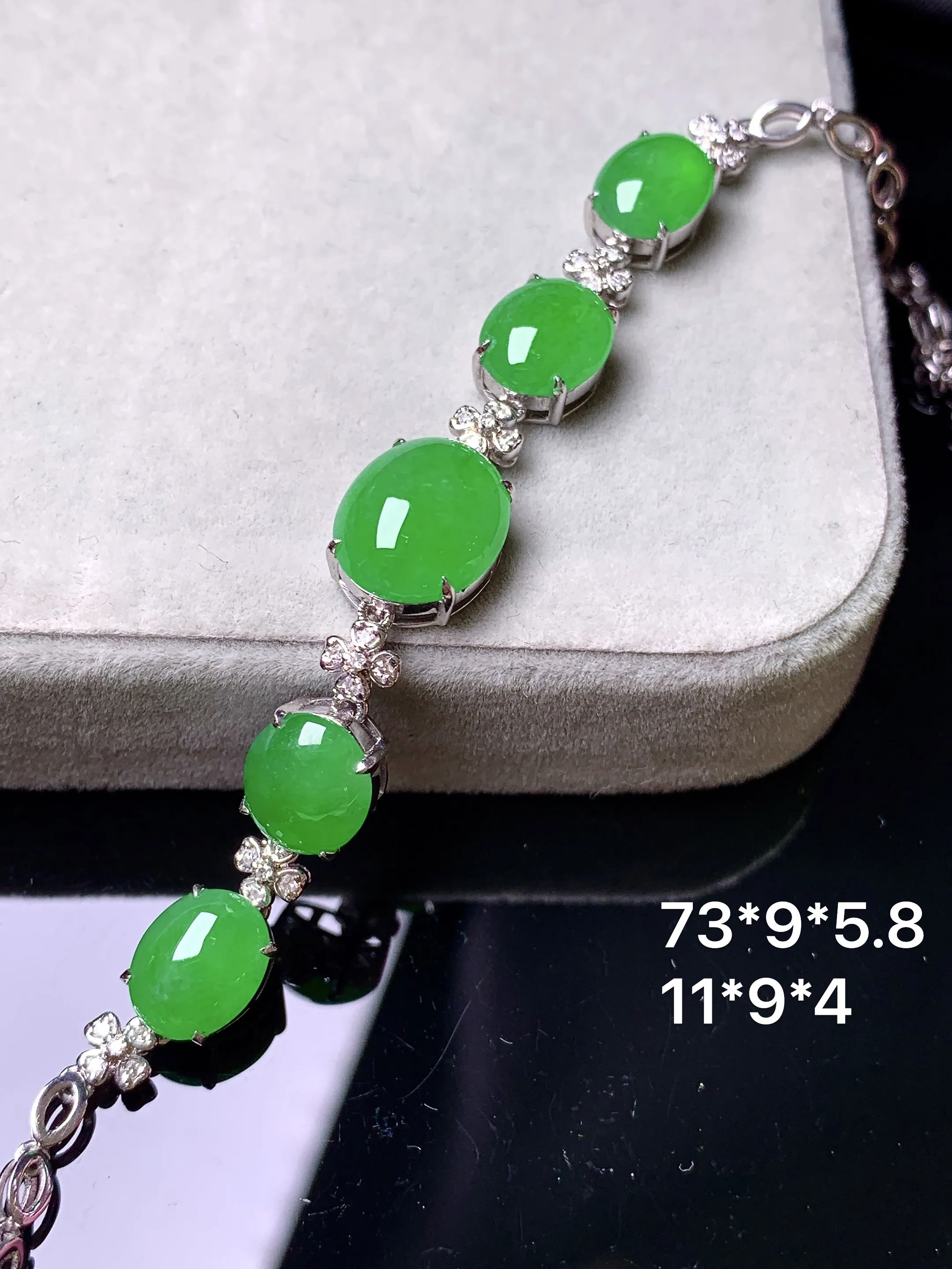 18k金钻镶嵌满绿蛋面手链 玉质细腻 色泽艳丽清新 整体尺寸73*9*5.8