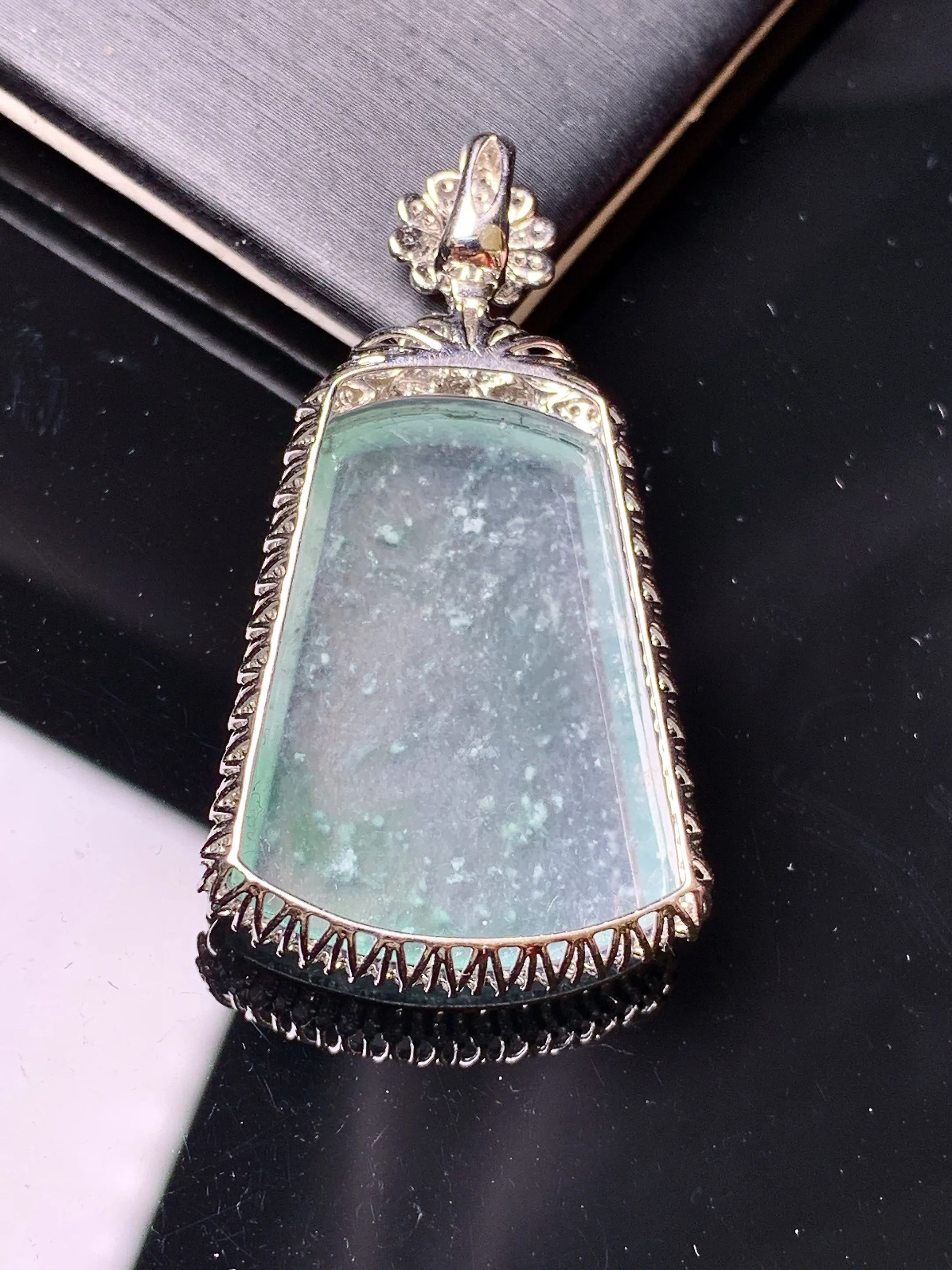 18k金钻镶嵌冰种无事牌吊坠 玉质细腻 色泽艳丽清新 整体尺寸41.5*22.5*7.5