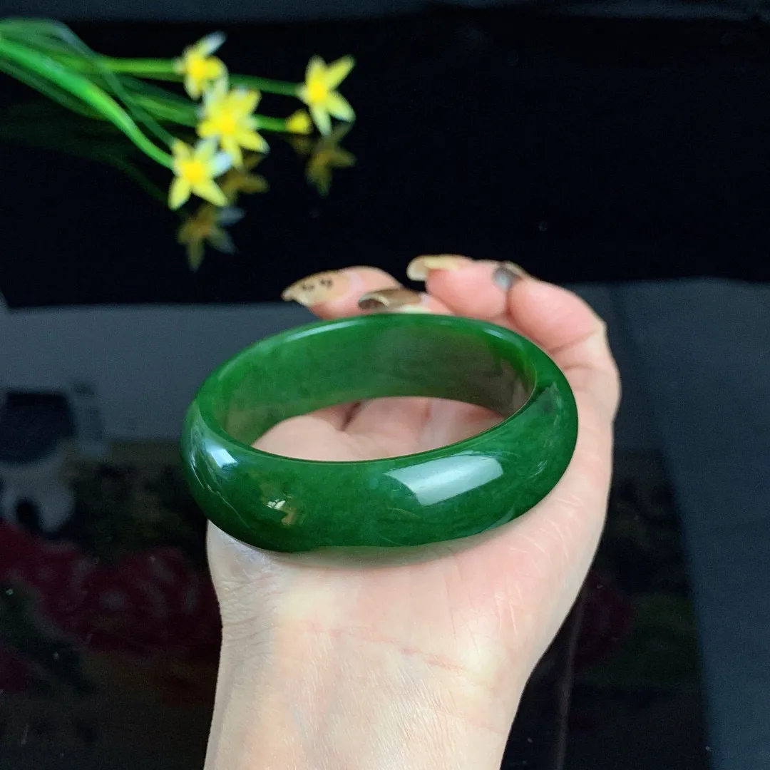 和田玉58.6圈口菠菜绿宽版碧玉手镯！圈口58.6宽19.5玉质细腻油润 底色纯净 无裂无棉 脂粉好，品质高