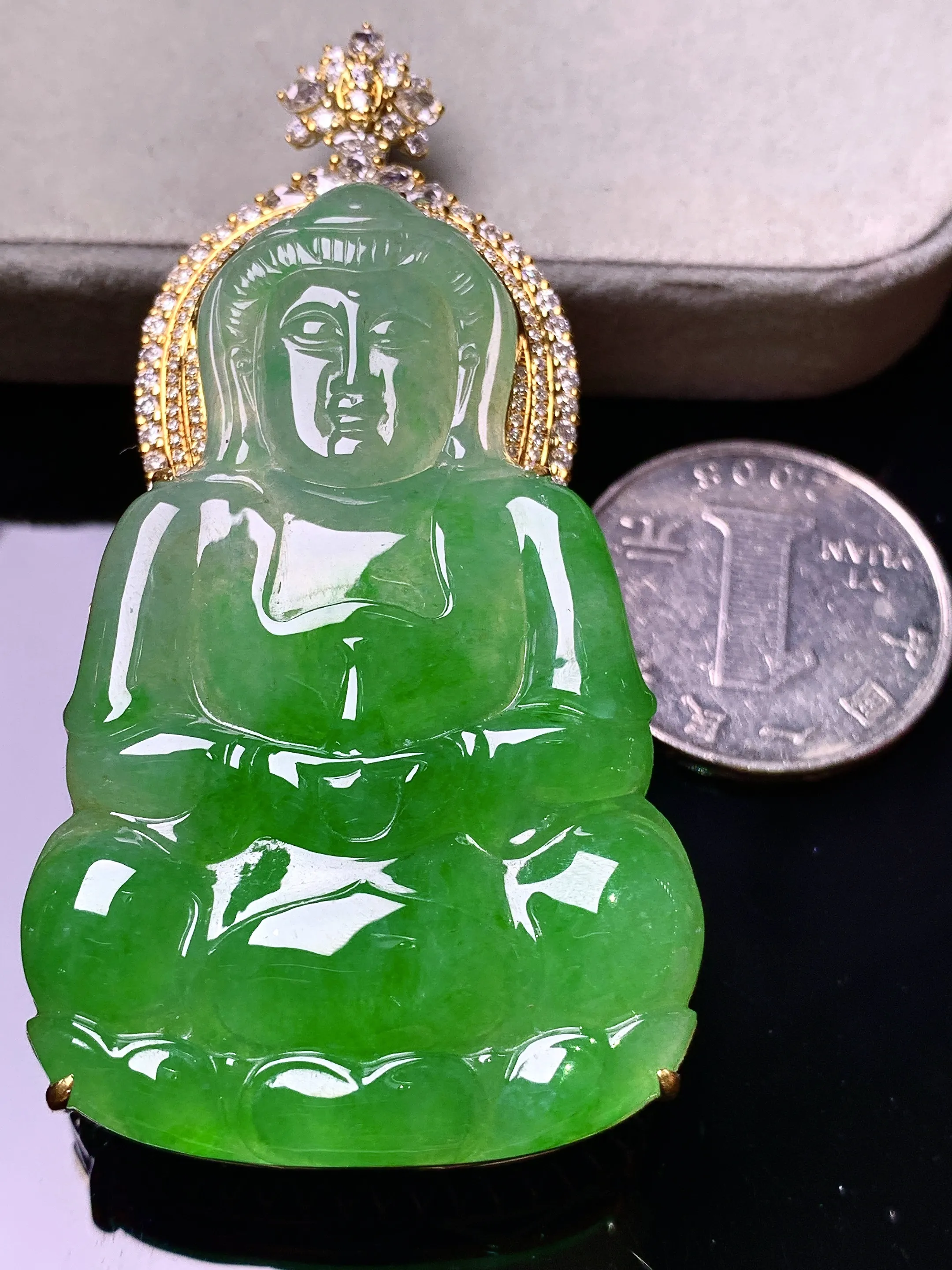 18k金钻镶嵌翠绿观音菩萨吊坠 玉质细腻 色泽艳丽清新 整体尺寸67.2*35*15.2