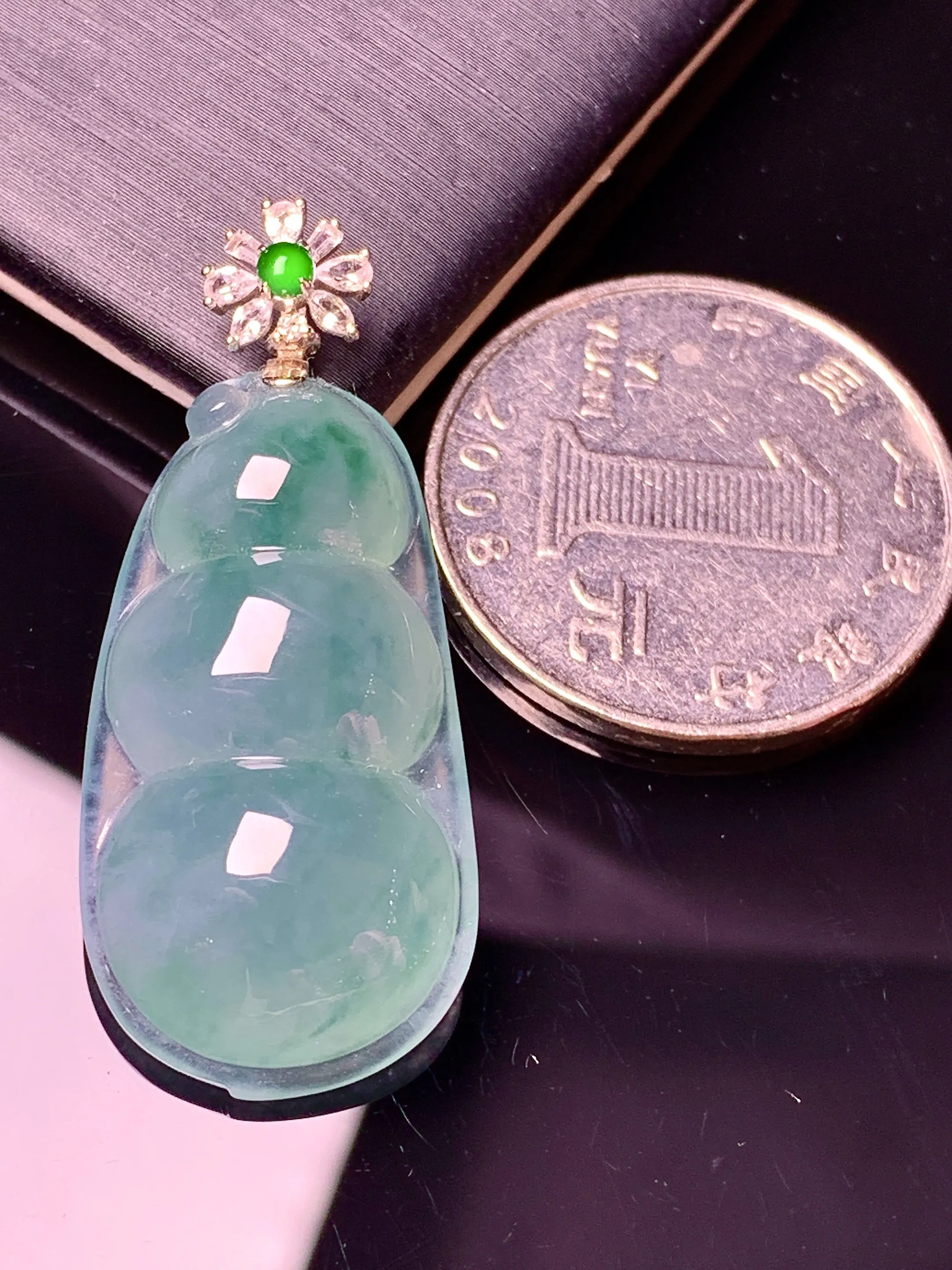 18k金钻镶嵌晴绿四季豆吊坠 玉质细腻 色泽艳丽清新 整体尺寸38.3*16.3*9.6