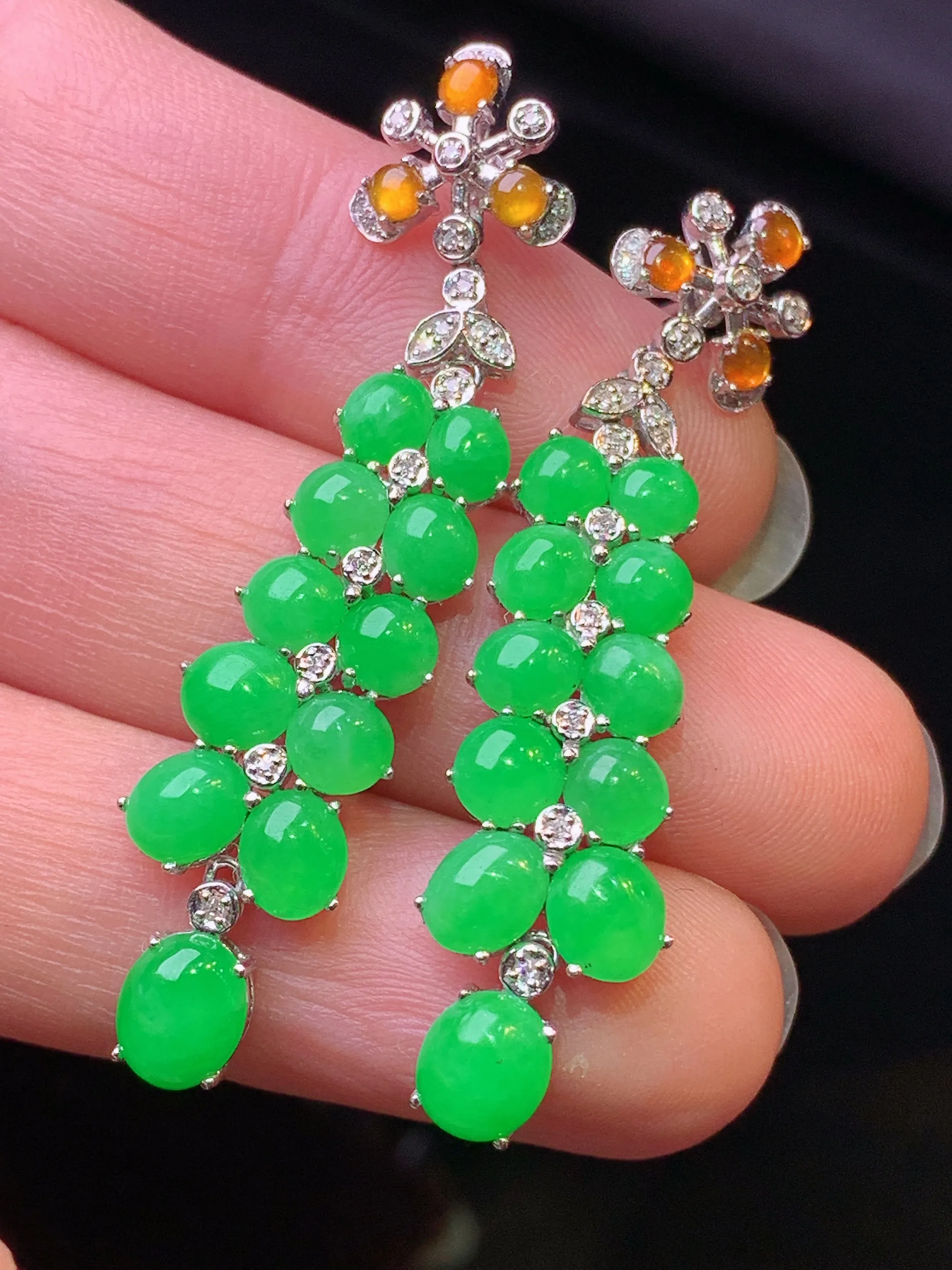 18k金钻镶嵌翠绿蛋面组合耳坠 玉质细腻 色泽艳丽清新 整体尺寸45.5*10.3*4.5