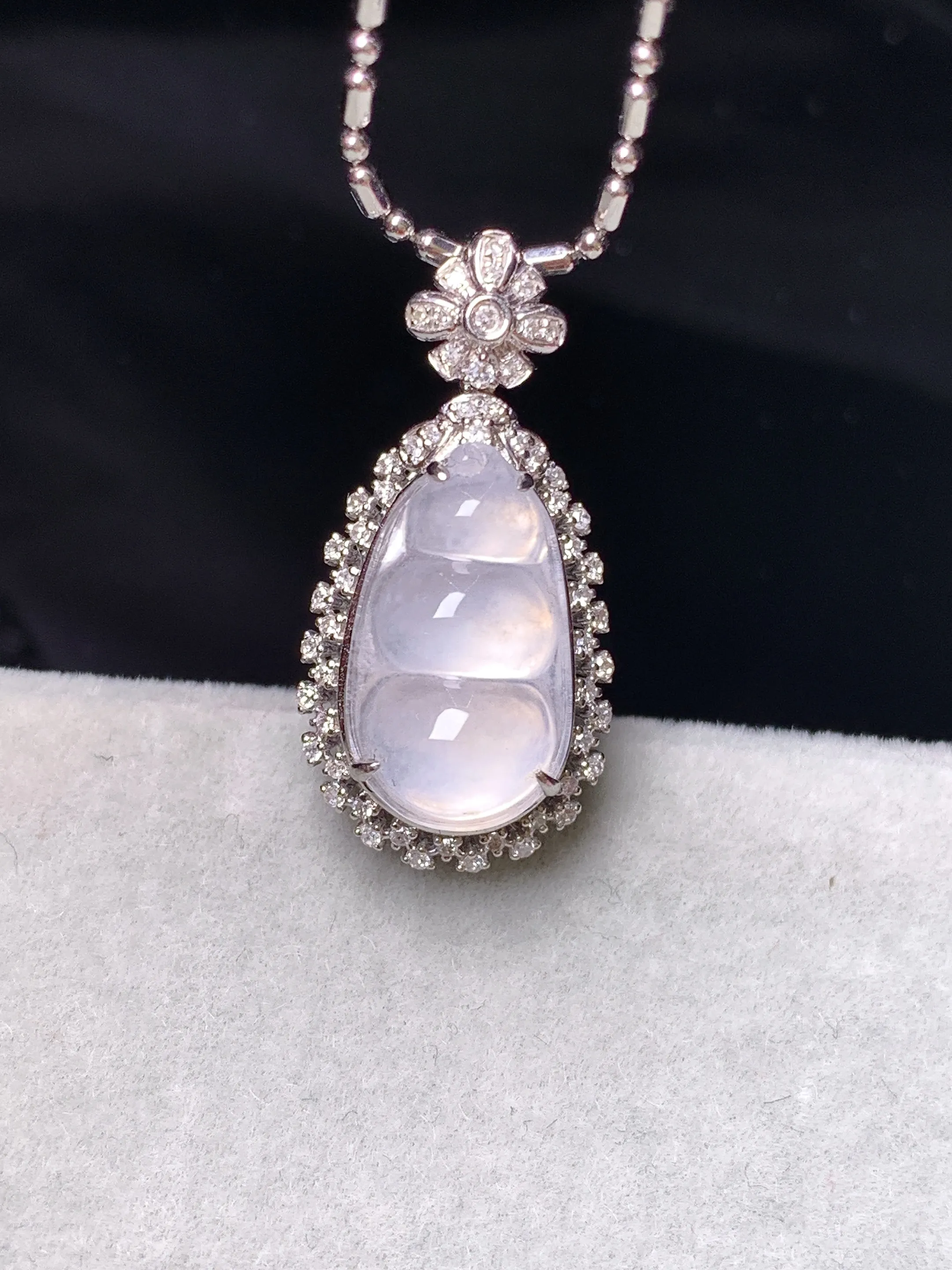 18k金钻镶嵌冰种四季豆吊坠 玉质细腻 色泽艳丽清新 整体尺寸23.7*11.6*9