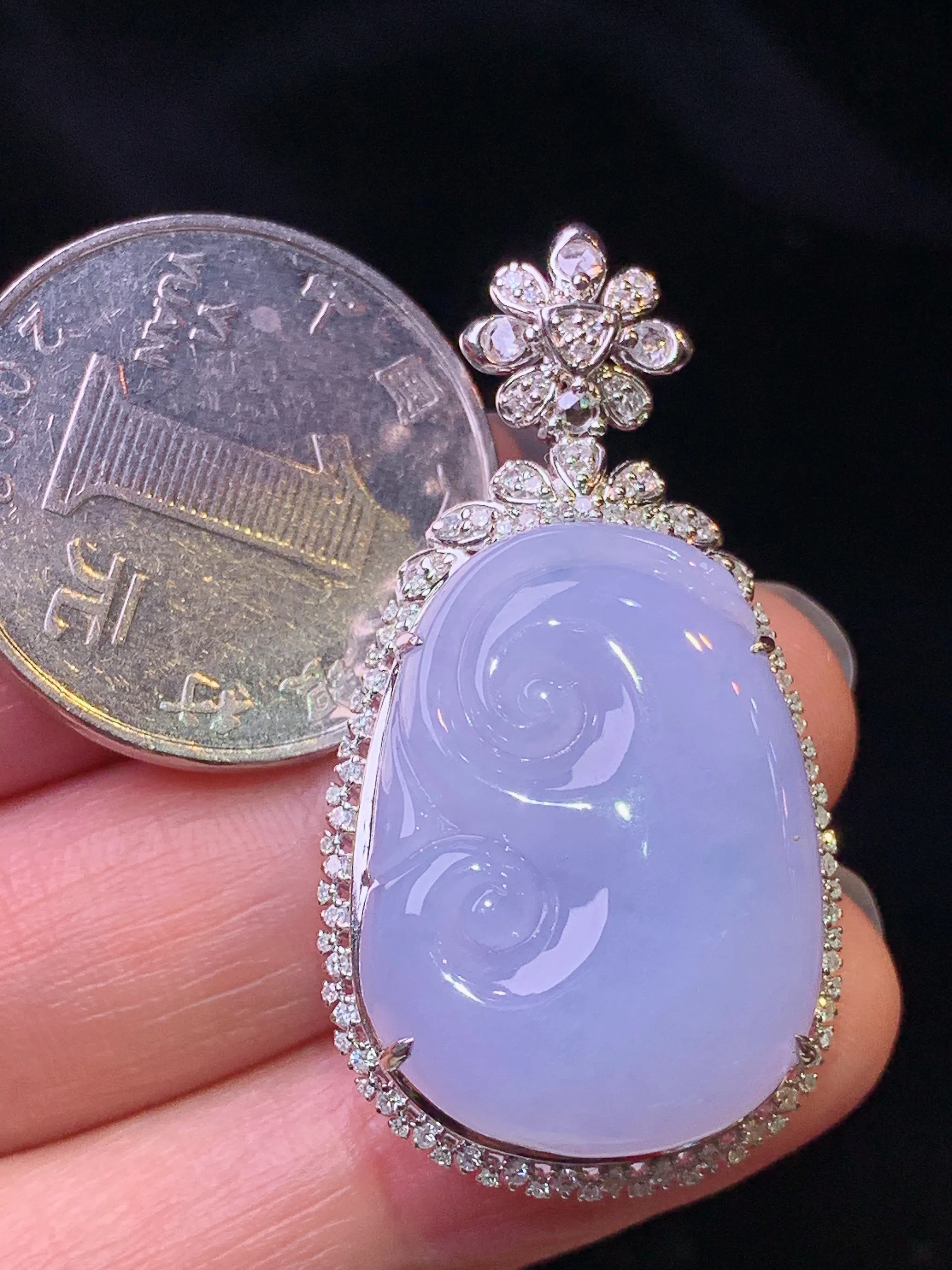 18k金钻镶嵌紫罗兰如意吊坠 玉质细腻 色泽艳丽清新 整体尺寸40.8*21.7*10.5