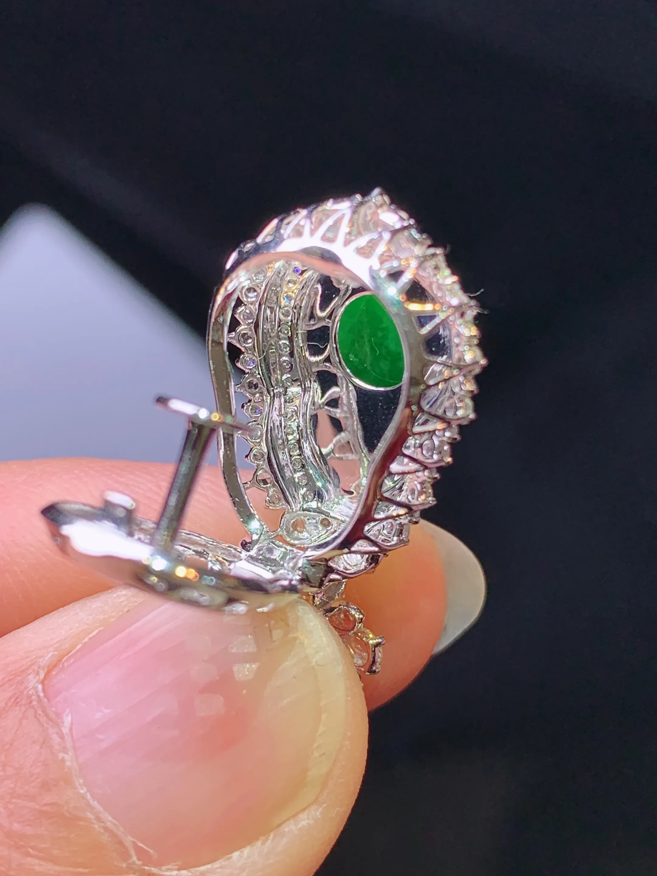 18k金钻镶嵌满绿葫芦吊坠 玉质细腻 色泽艳丽清新 整体尺寸26.3*13.8*11