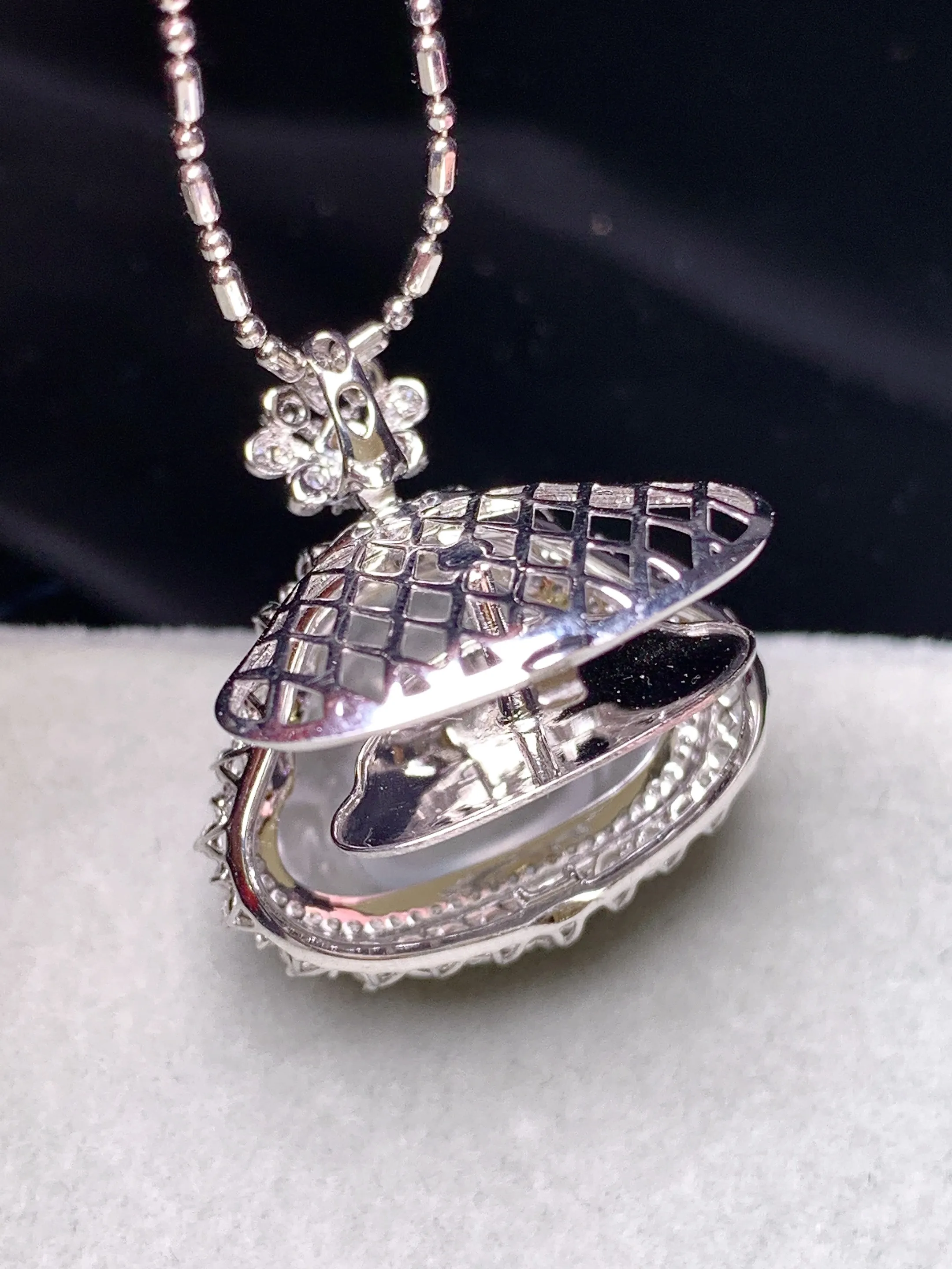 18k金钻镶嵌冰种佛公吊坠 玉质细腻 色泽艳丽清新 整体尺寸25*22.8*11.6