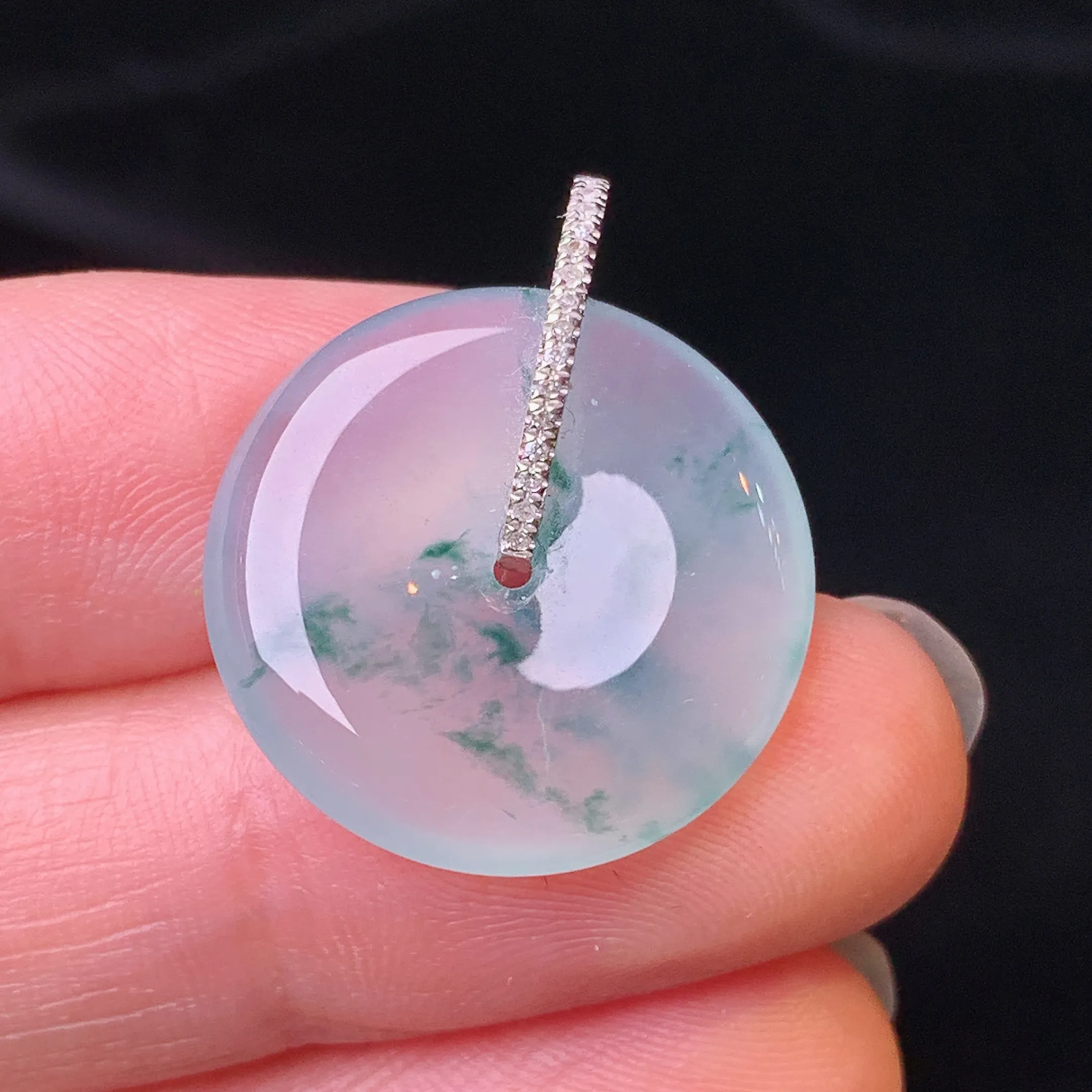 18k金钻镶嵌冰种飘绿平安扣吊坠 玉质细腻 色泽艳丽清新 整体尺寸24.2*20*4.5