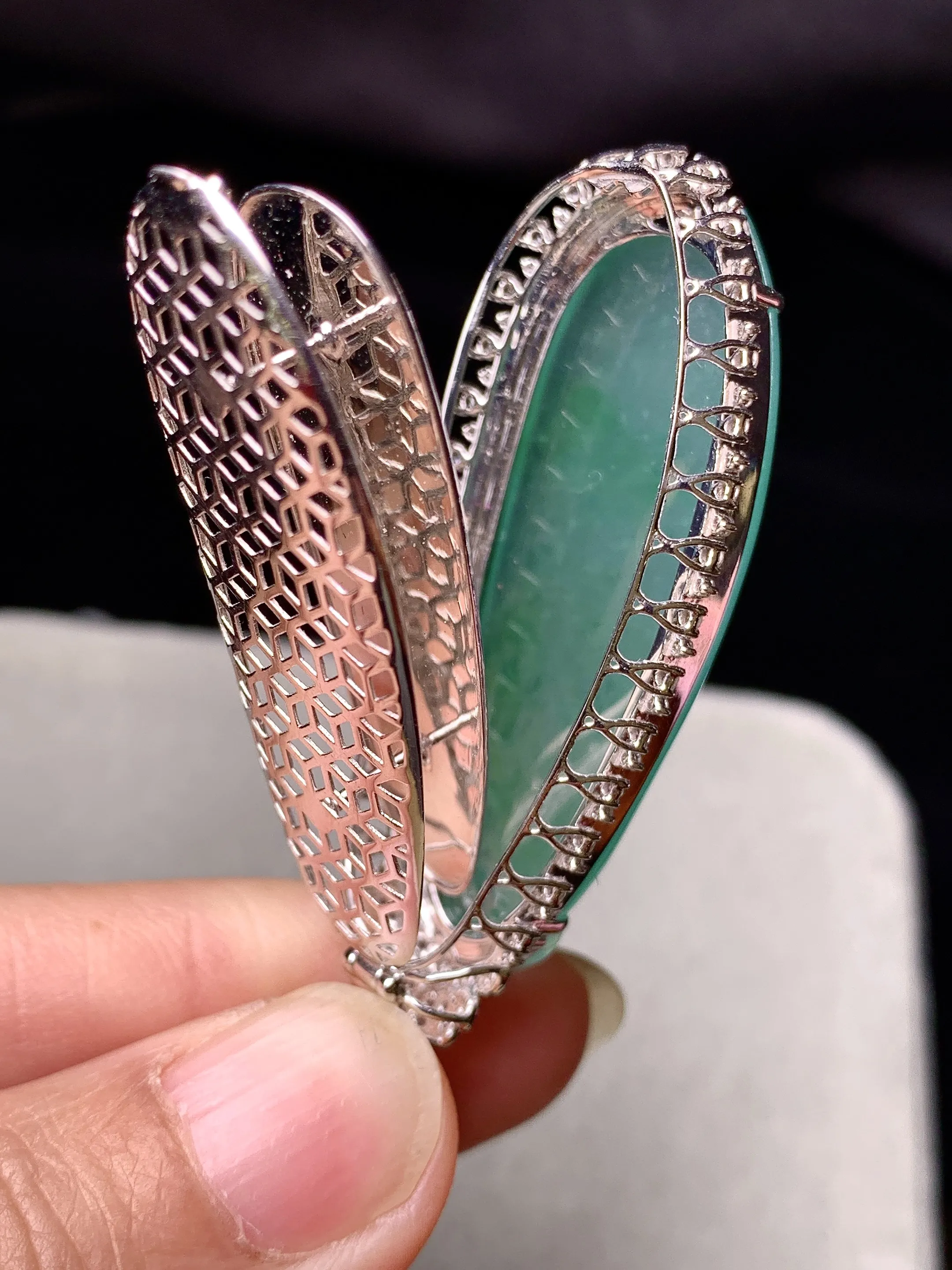 18k金钻镶嵌晴绿冰种福瓜吊坠 玉质细腻 色泽艳丽清新 整体尺寸57.8*20*11