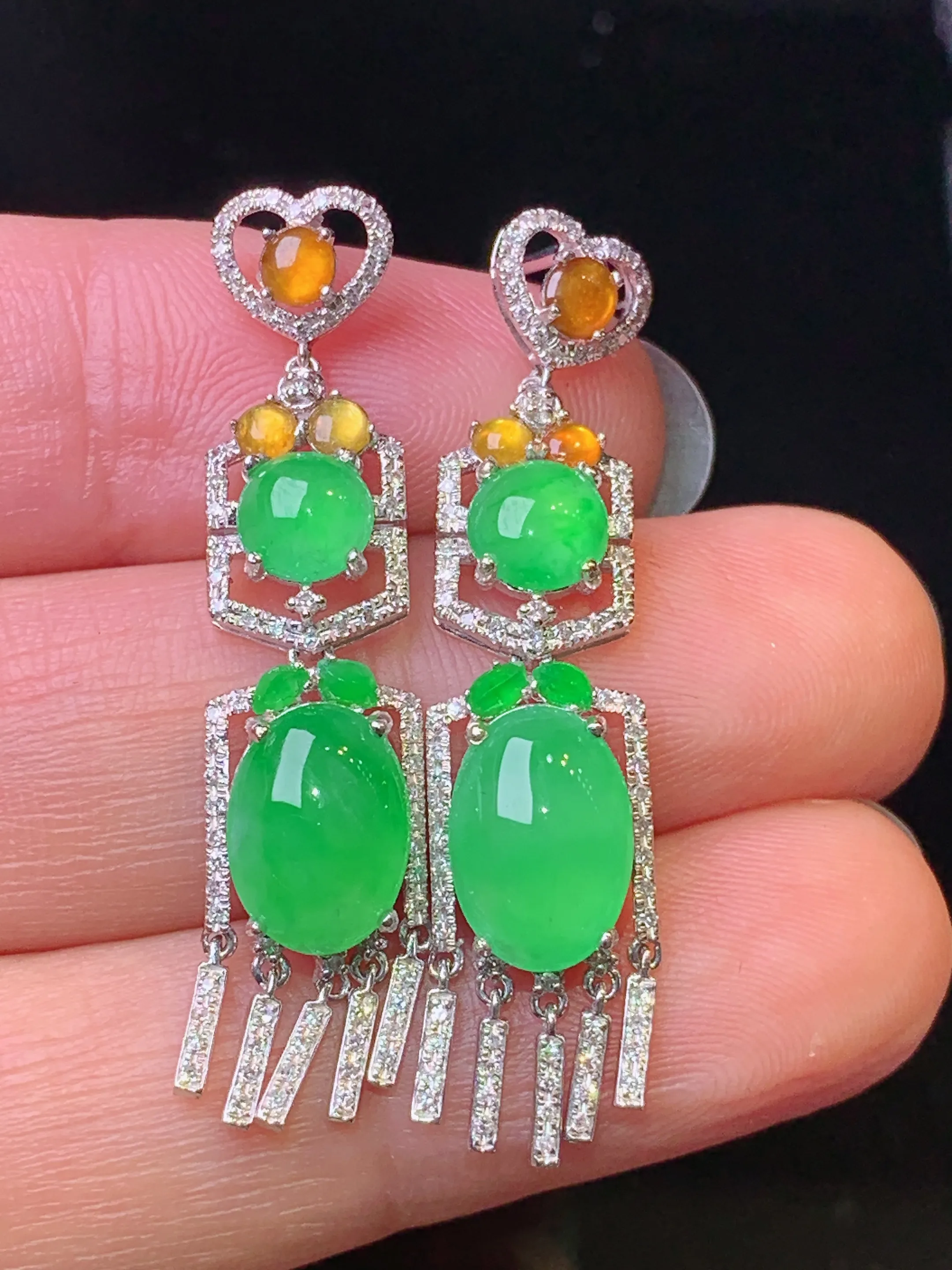 18k金钻镶嵌满绿蛋面耳坠 玉质细腻 色泽艳丽清新 整体尺寸37.2*8.8*5.3