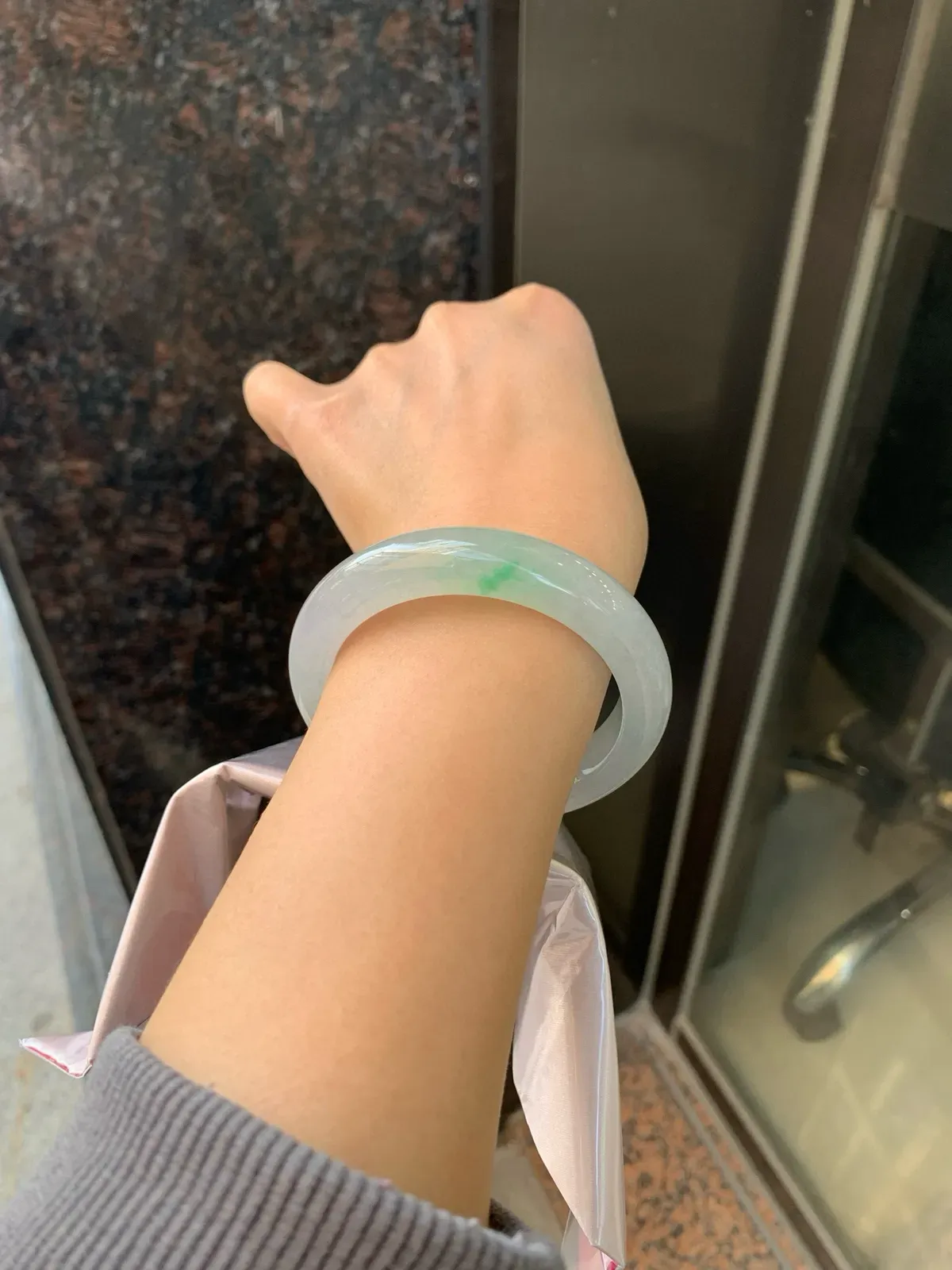 冰飘绿正圈
54.7-12.3-9.2
完美，玉质冰润细腻，清爽的底子飘一朵甜阳绿花，鲜活而灵动，犹如新冒的嫩芽，艳丽惹人