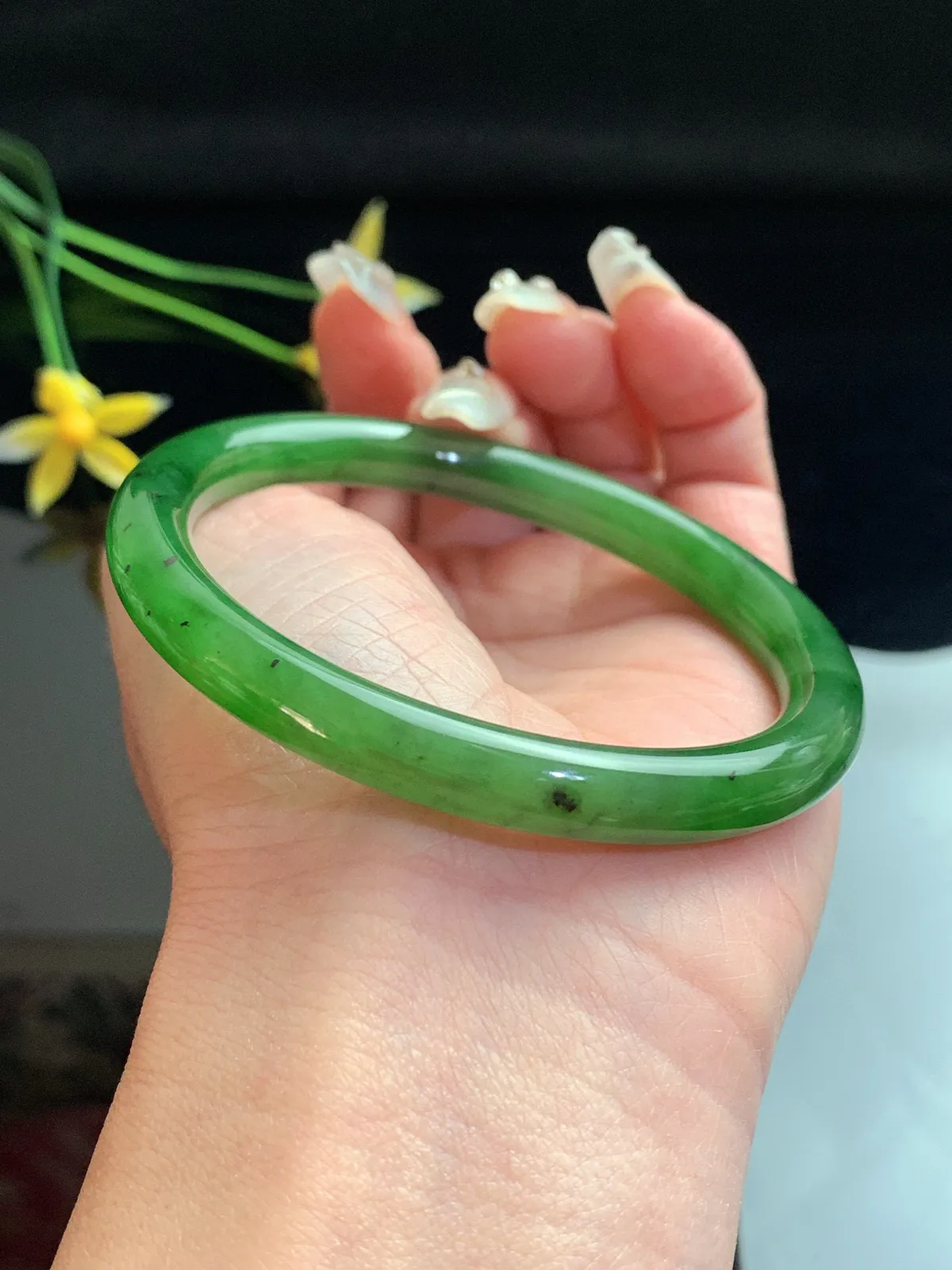 和田玉59圈口碧玉阳绿色圆条手镯，玉质细腻油润 底色纯净 脂粉好，品质高！
