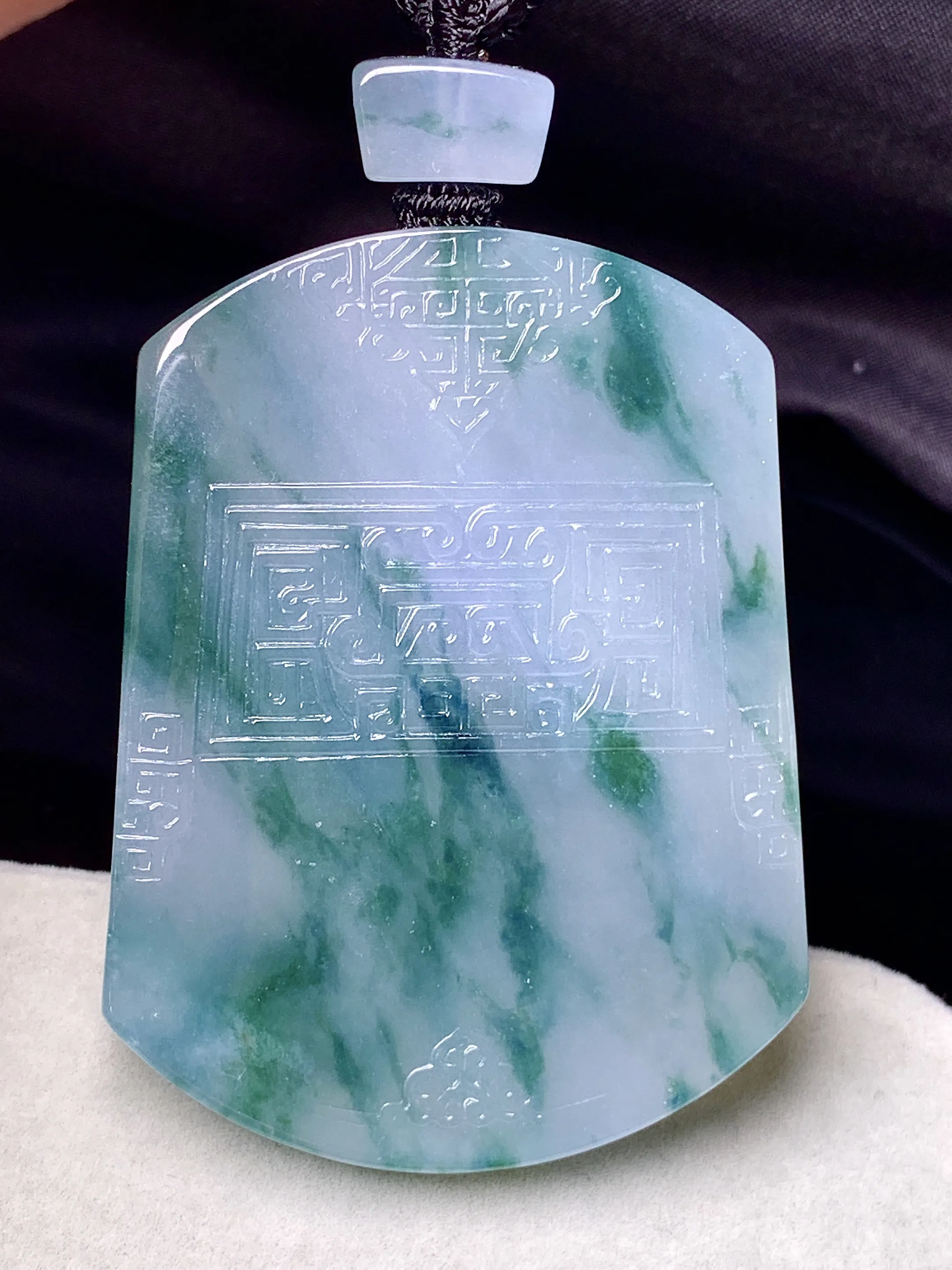 飘花无事牌吊坠 玉质细腻 色泽艳丽清新 整体尺寸53.1*40.5*5.5