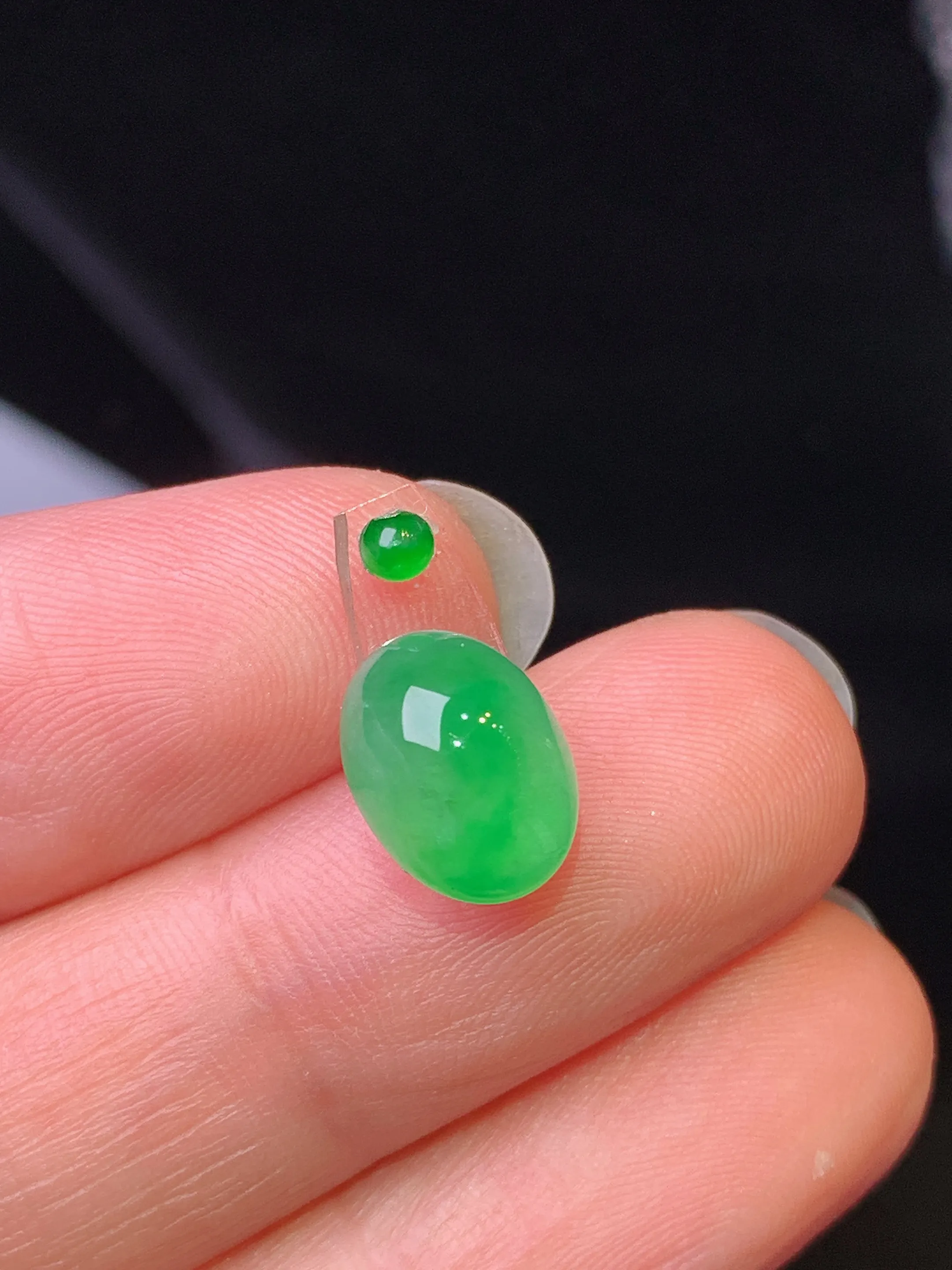 镶嵌款 翠绿蛋面吊坠 玉质细腻 色泽艳丽清新 整体尺寸10*7.6*5.5