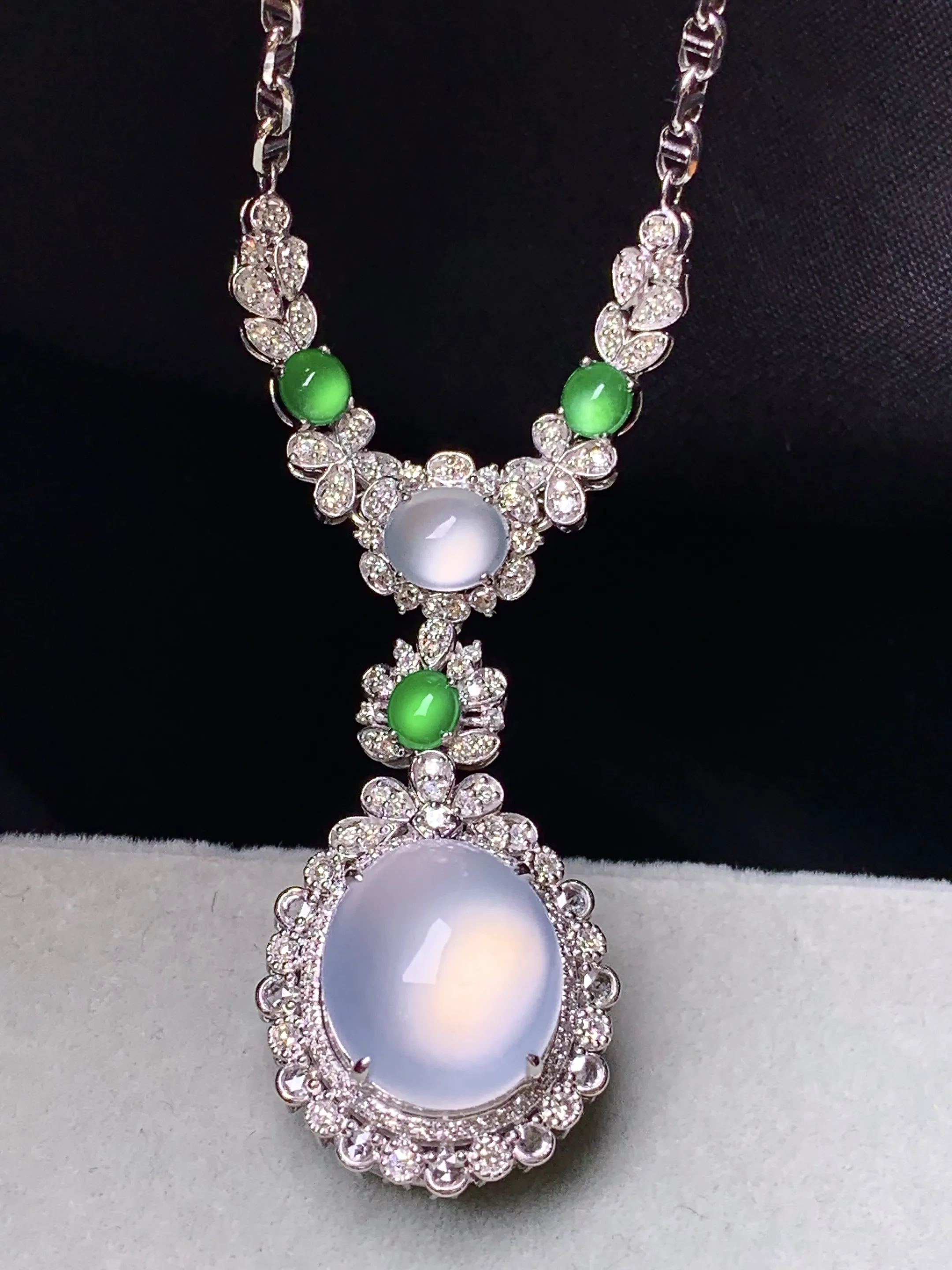 18k金钻镶嵌冰种蛋面锁骨项链 玉质细腻 色泽艳丽清新 整体尺寸49*16.2*12.6