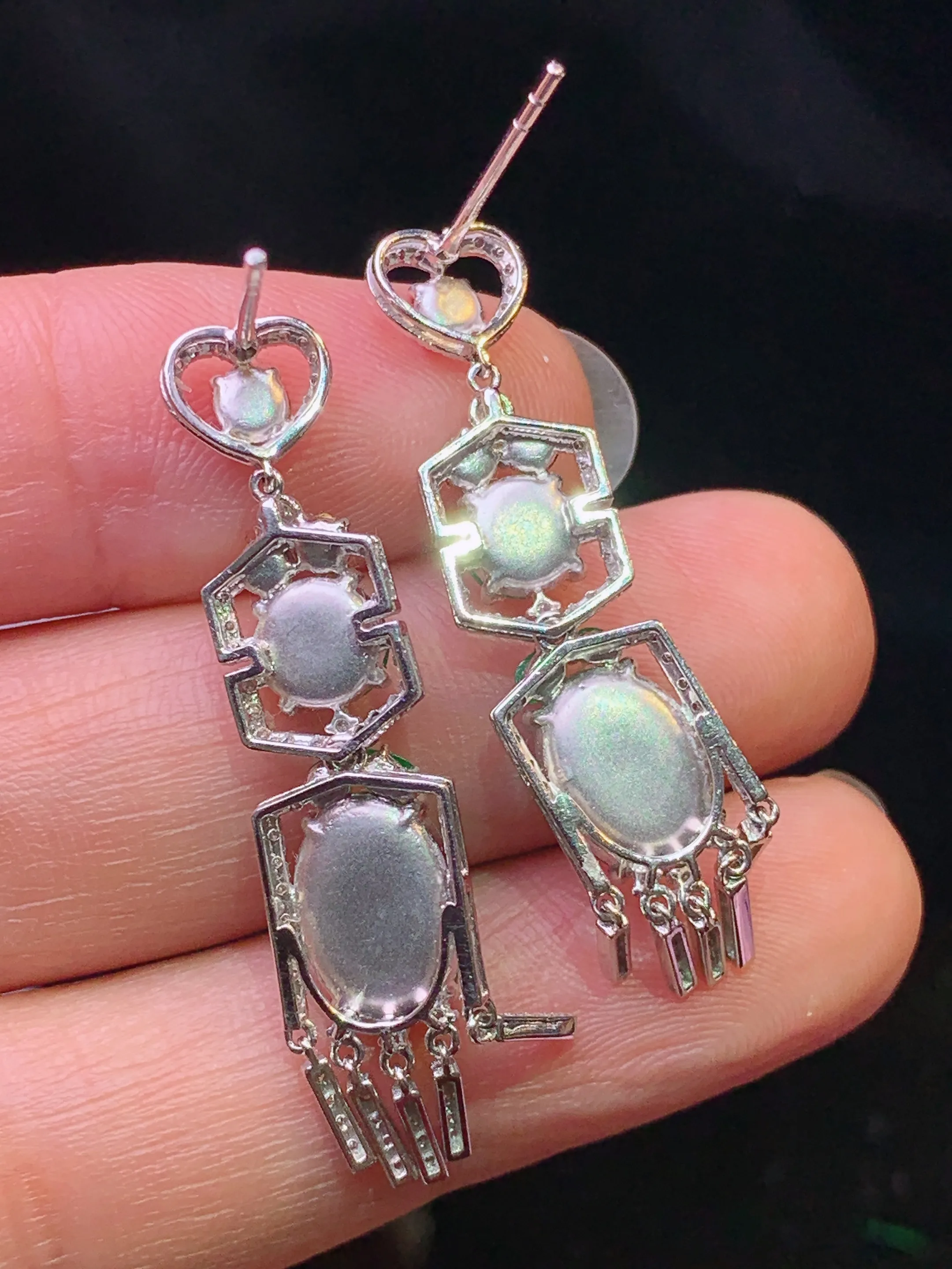 18k金钻镶嵌满绿蛋面耳坠 玉质细腻 色泽艳丽清新 整体尺寸37.2*8.8*5.3