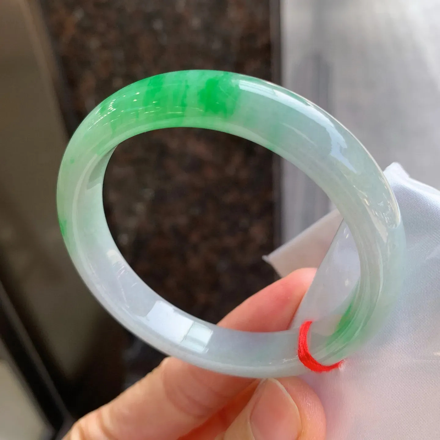 正圈飘绿 完美无瑕 尺寸：55.5/10.6/7.3 细腻