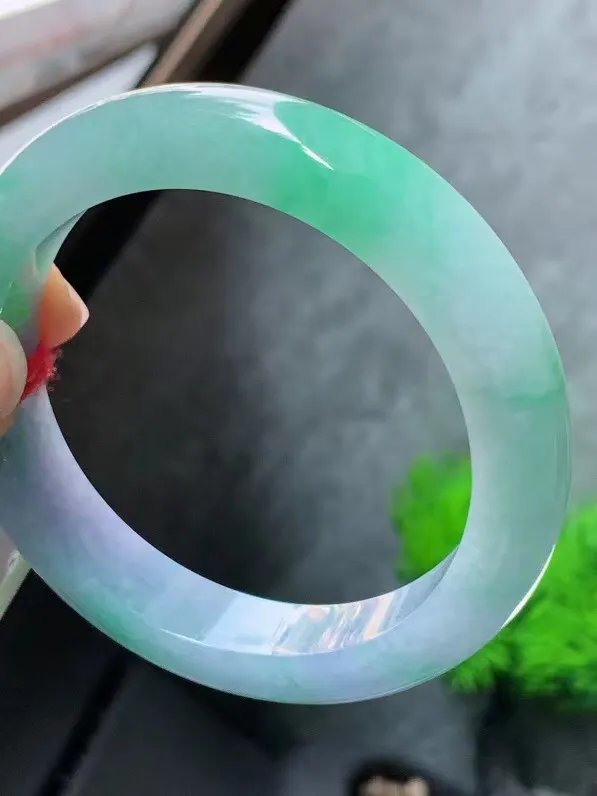 【翡翠名称】老种春彩飘绿55.8正圈口手镯
【翡翠尺寸】55.8/12.2/9mm适合55-57正圈口佩戴
【翡翠描述】宝贝种老水足，玉质细腻，色泽靓丽，性价比高，佩戴效果好！
【其它赠送】权威证书/精美挂绳盒子/支持全国复检