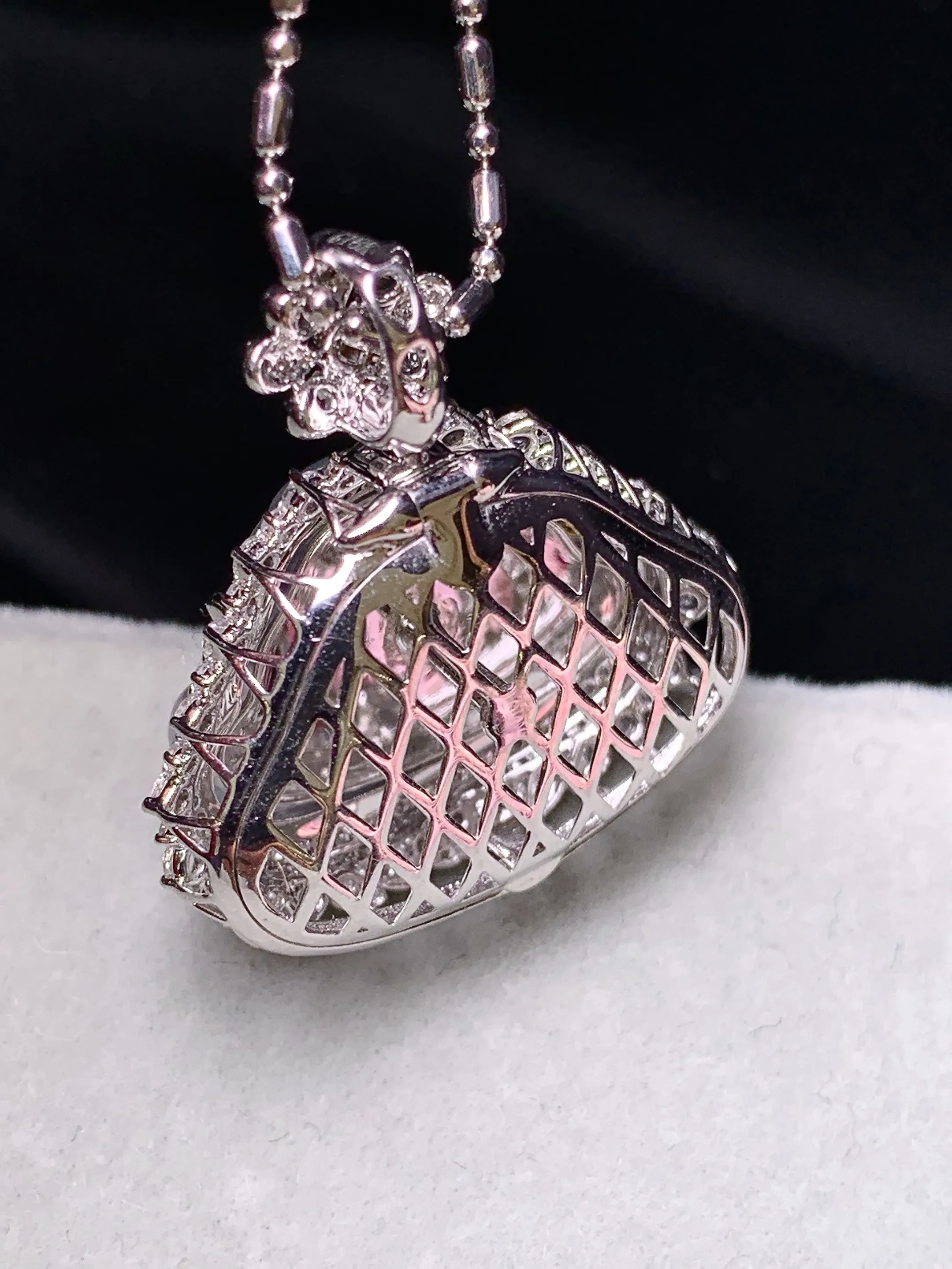 18k金钻镶嵌冰种佛公吊坠 玉质细腻 色泽艳丽清新 整体尺寸25*22.8*11.6