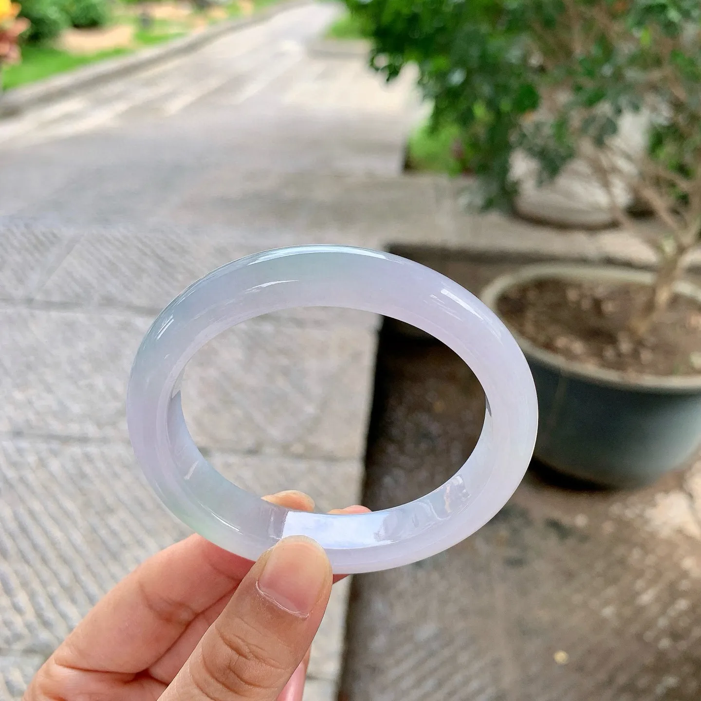 贵妃53 54
【圈口】56.6/49.2/12.5/8.5
【描述】春彩，水润，种老，细腻，无纹裂！