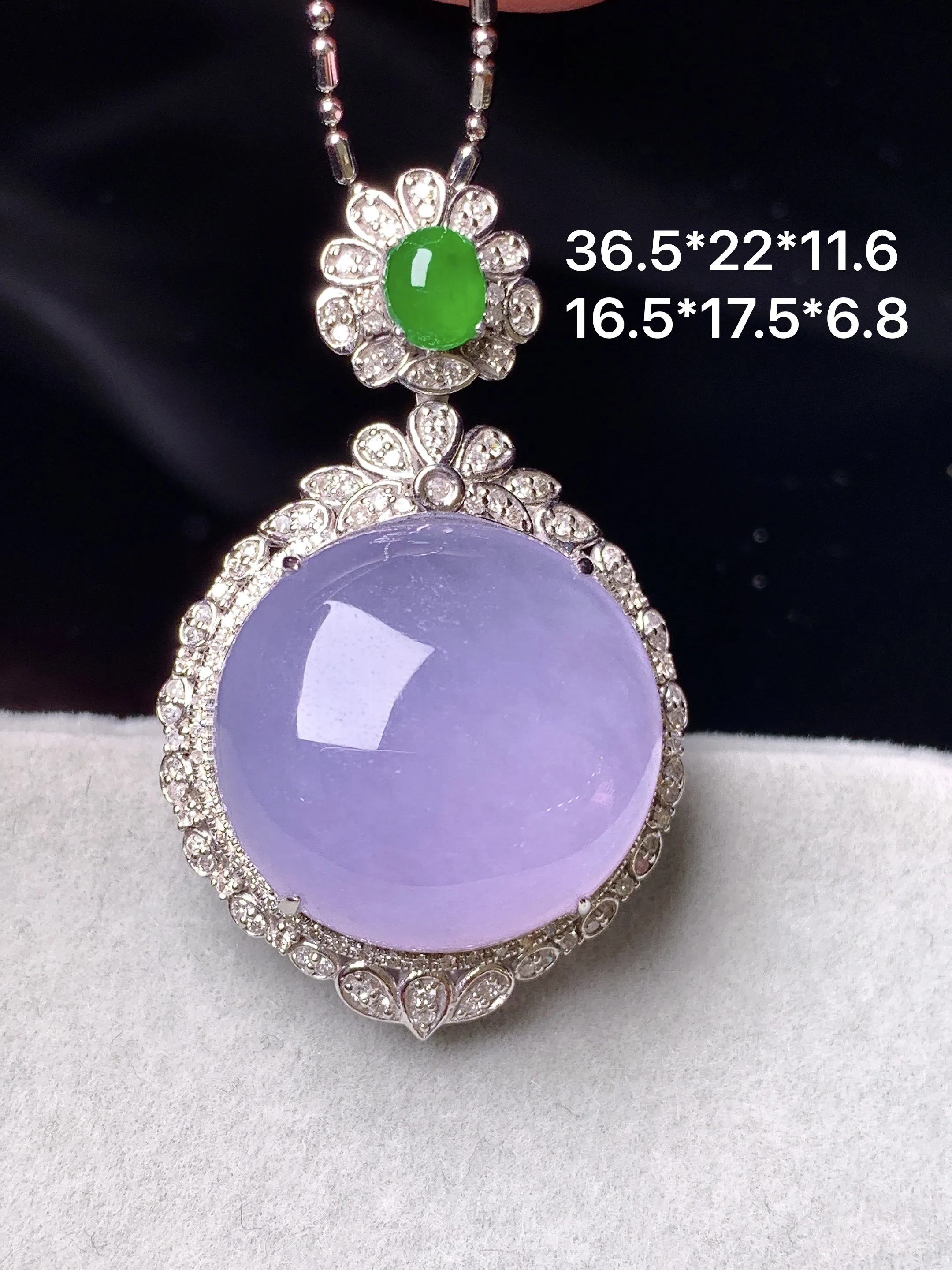 18k金钻镶嵌紫罗兰蛋面吊坠 玉质细腻 色泽艳丽清新 整体尺寸36.5*22*11.6
