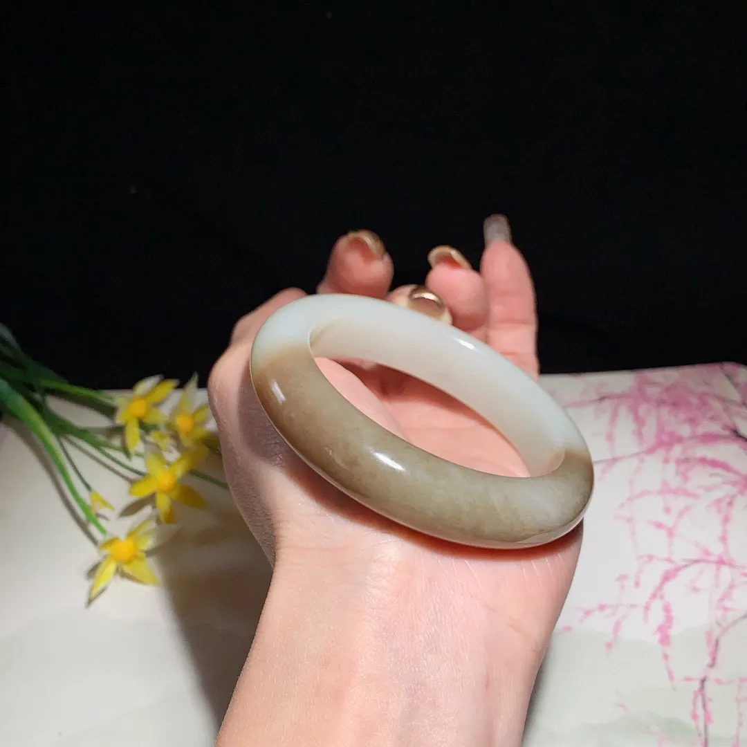 和田玉55圈且末糖宽条手镯！玉质细腻油润 底色纯净  无裂无棉 脂粉好，品质高。