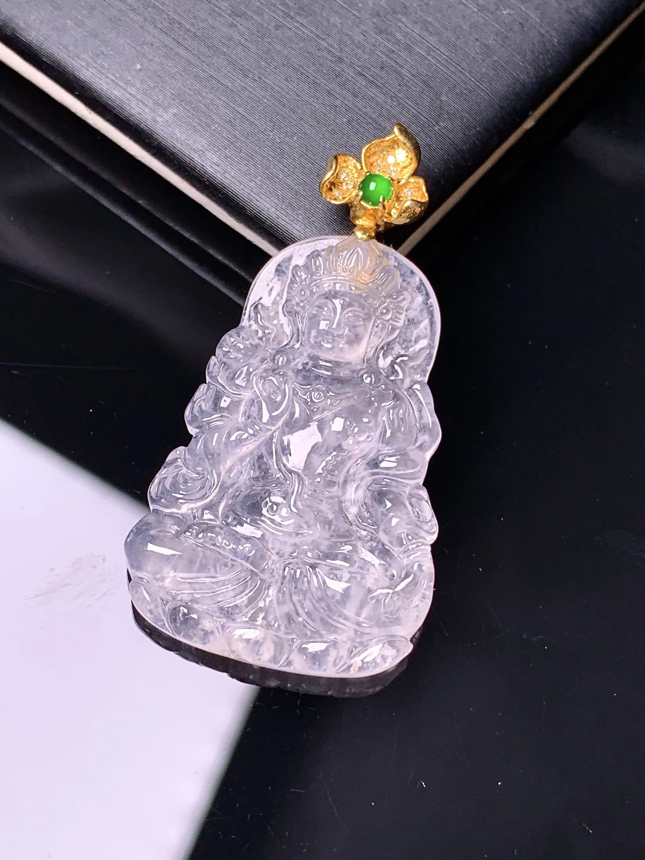 18k金镶嵌冰种度母观音吊坠 玉质细腻 色泽艳丽清新 整体尺寸39.2*21*4