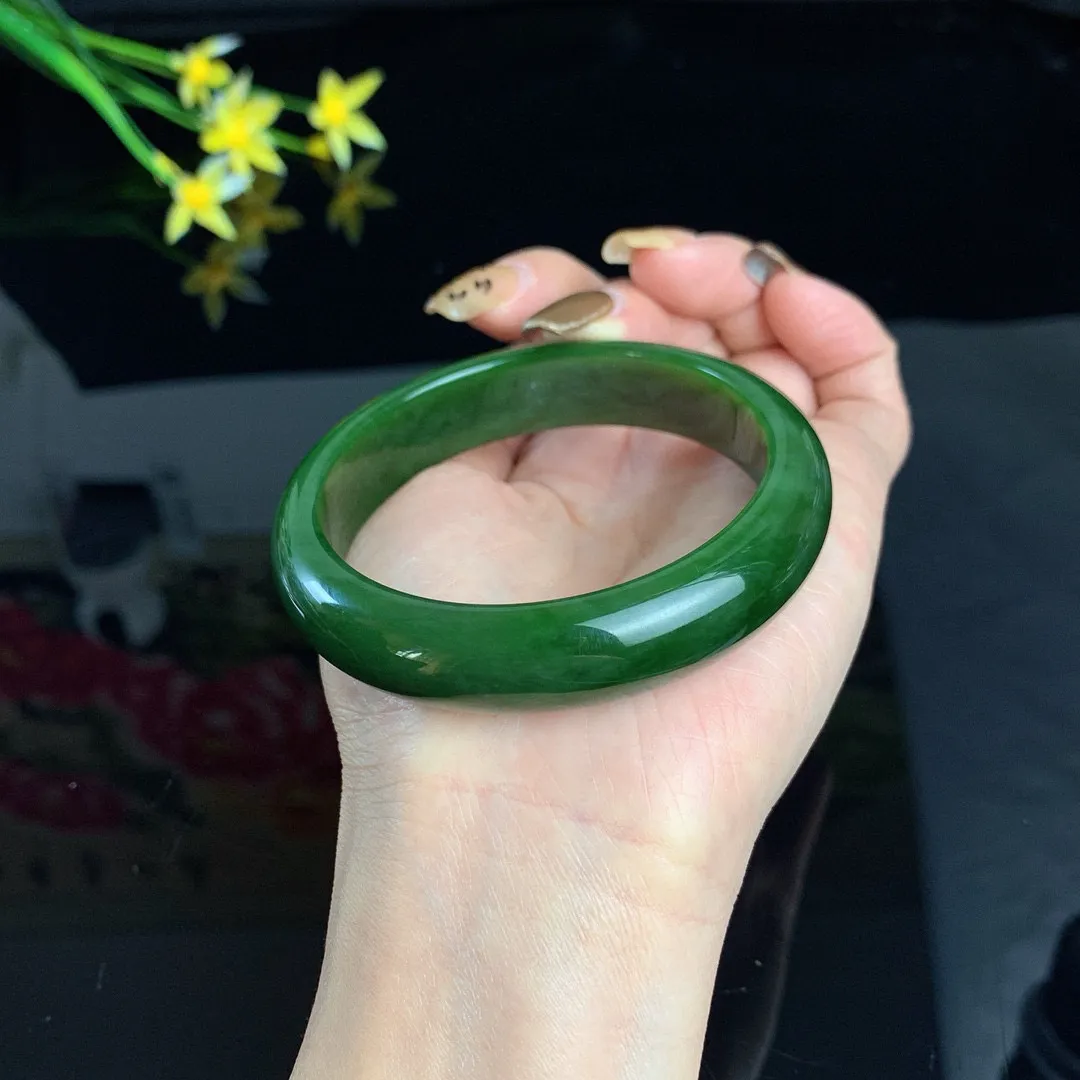 和田玉59圈口菠菜绿宽条碧玉手镯！玉质细腻油润 底色纯净 无裂无杂 脂粉好，品质高