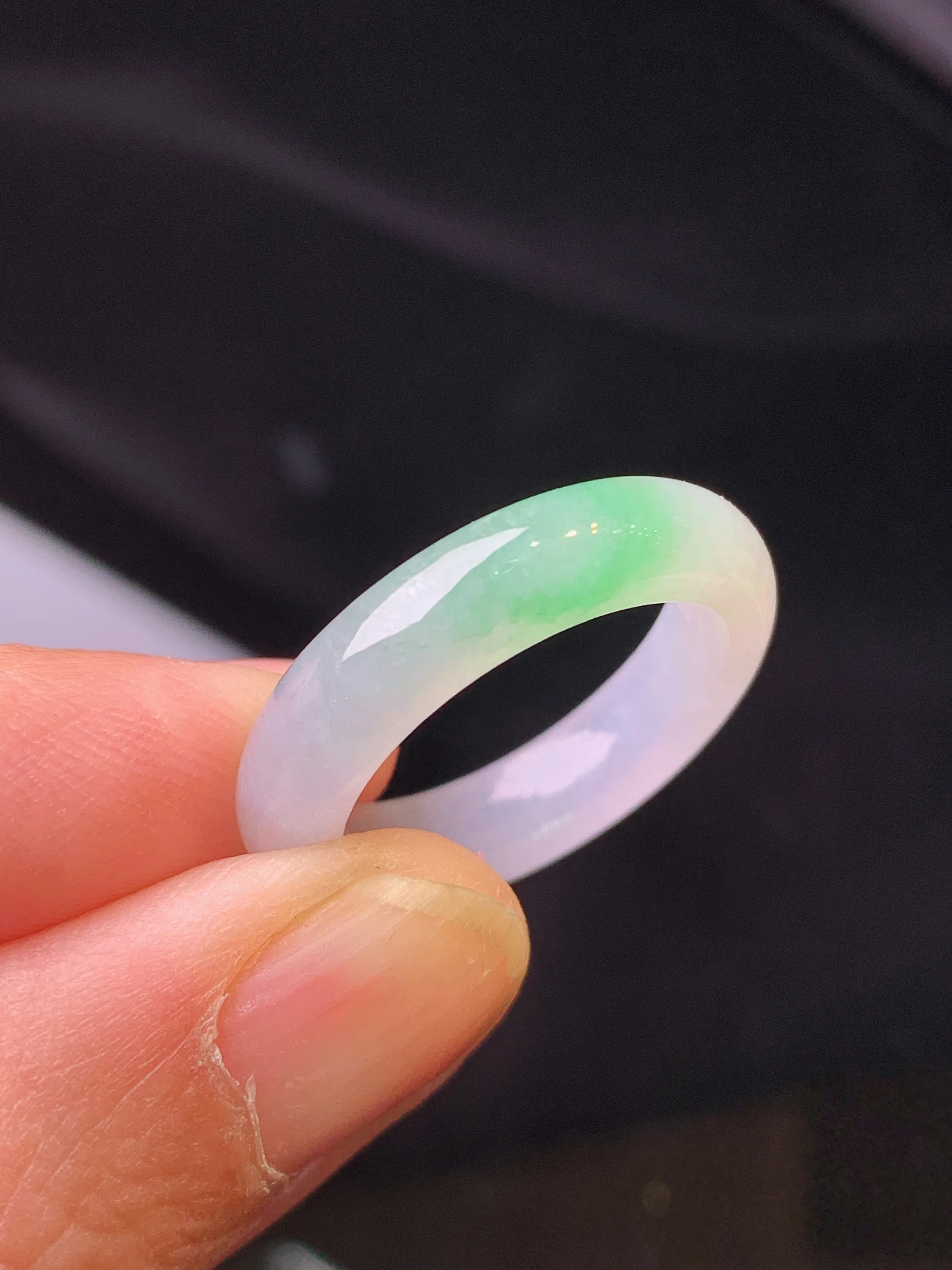 飘绿指环 玉质细腻 色泽艳丽清新 圈口12 整体尺寸23*4.8*3.6
