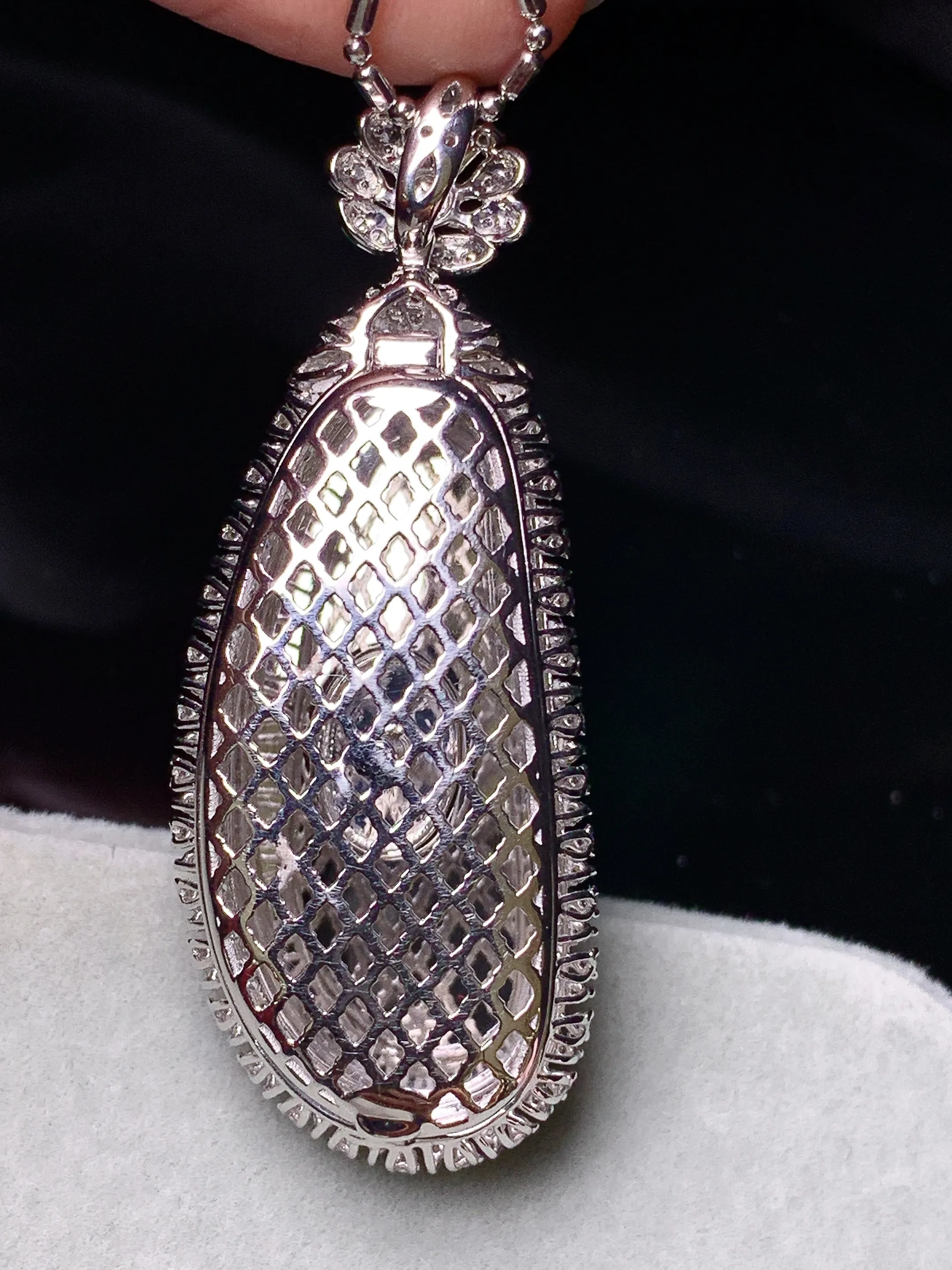 18k金钻镶嵌翠绿四季豆吊坠 玉质细腻 色泽艳丽清新 整体尺寸44.3*16.5*9