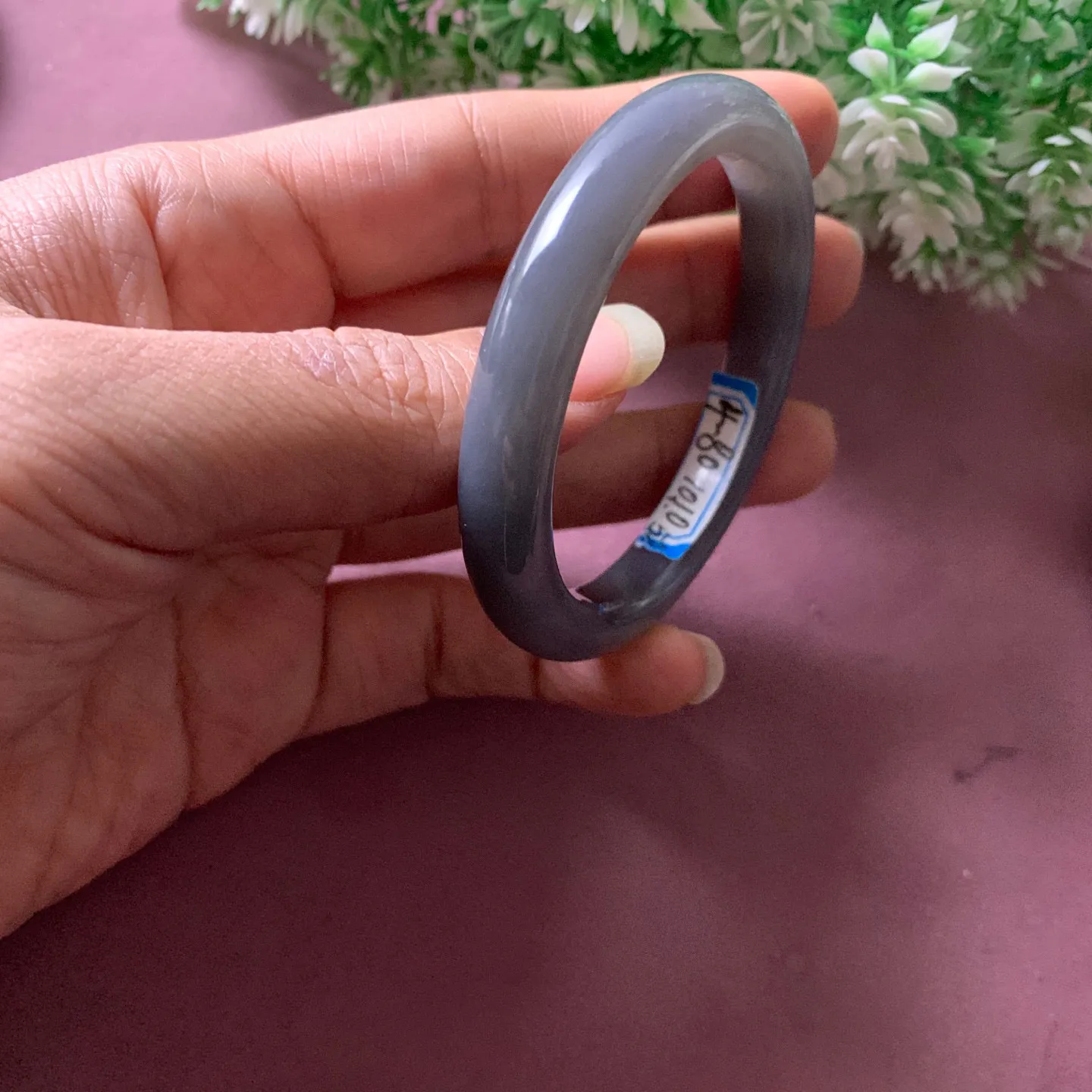 和田玉52.5圈口紫罗兰手镯【挽间柔情】，镯型古朴典雅。在诗情画意的雨巷相遇，你是我腕间的一抹风情，有你眸有深情.清风荡漾湖间静水，我愿俯身低眉，在烟波涟漪处寻