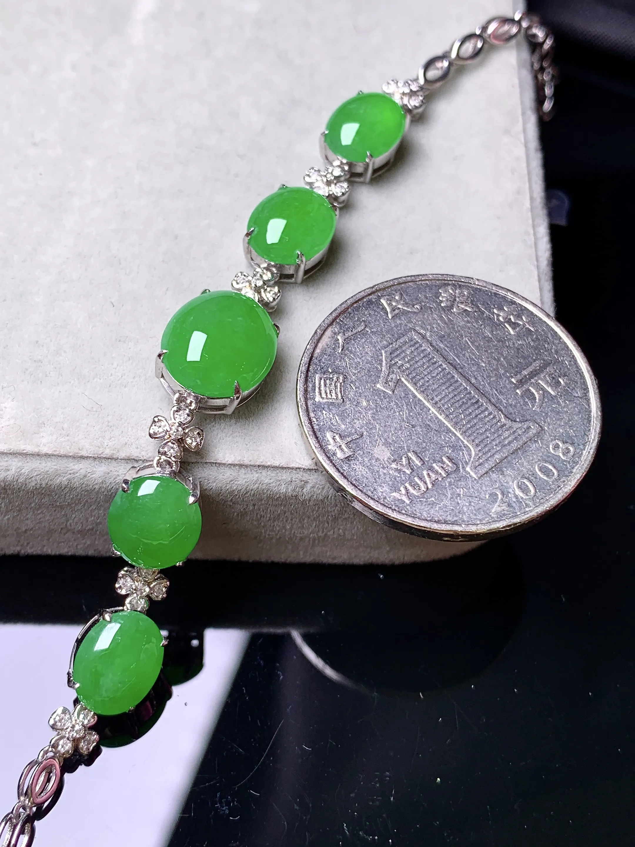 18k金钻镶嵌满绿蛋面手链 玉质细腻 色泽艳丽清新 整体尺寸73*9*5.8