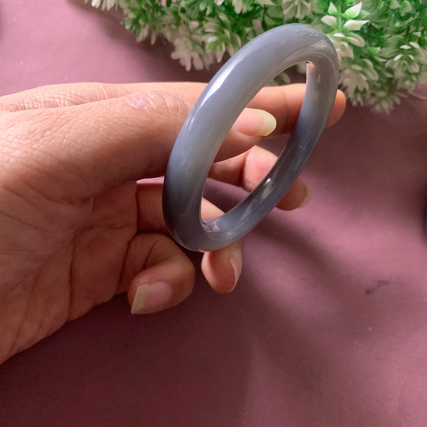 和田玉52.5圈口紫罗兰手镯【挽间柔情】，镯型古朴典雅。在诗情画意的雨巷相遇，你是我腕间的一抹风情，有你眸有深情.清风荡漾湖间静水，我愿俯身低眉，在烟波涟漪处寻