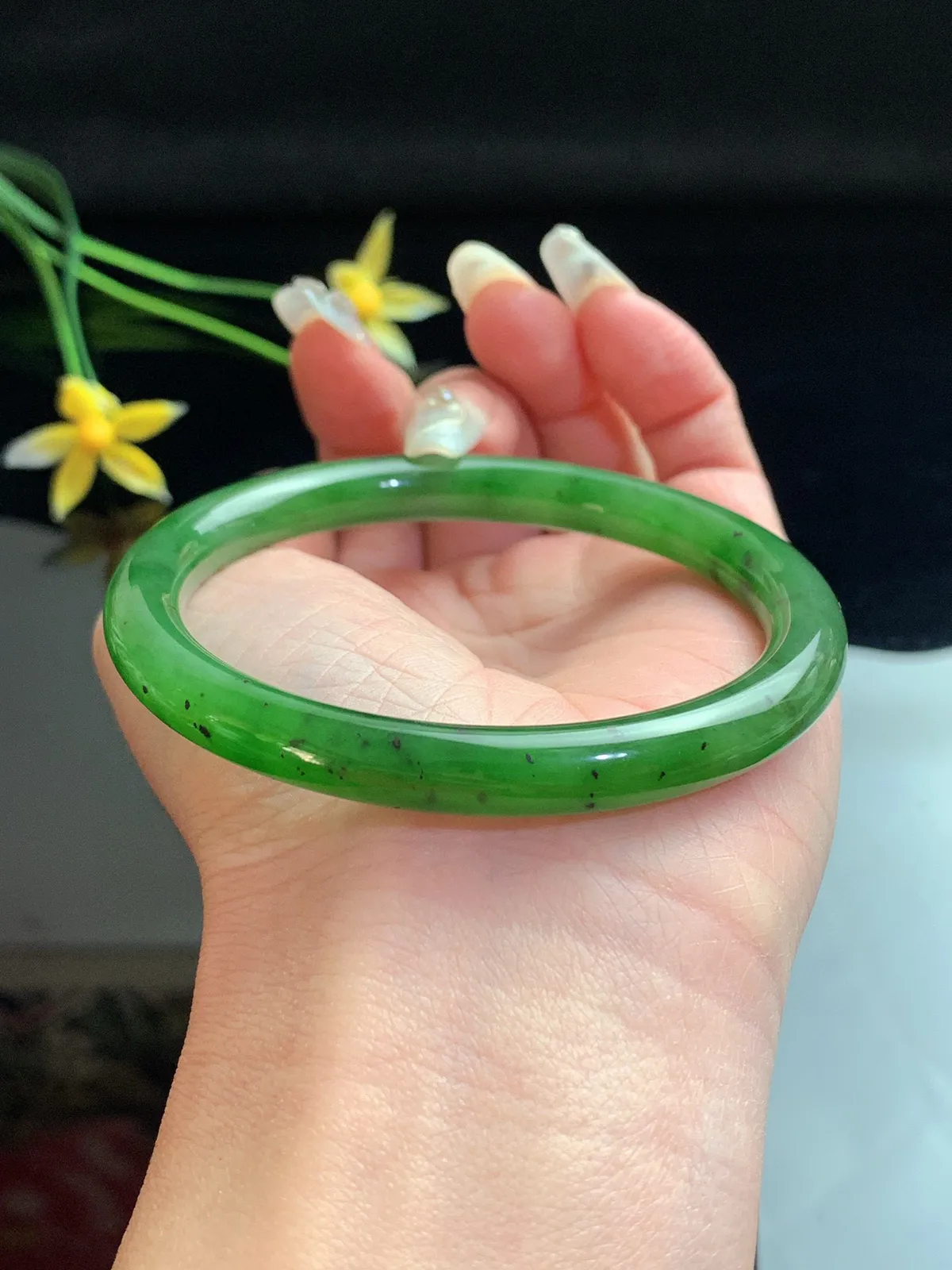 和田玉59圈口碧玉阳绿色圆条手镯，玉质细腻油润 底色纯净 脂粉好，品质高！