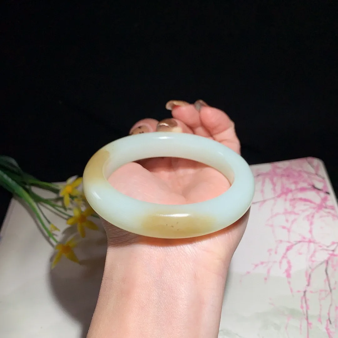 和田玉58.5圈且末糖宽条手镯！玉质细腻油润 底色纯净  无裂无棉 脂粉好，品质高。