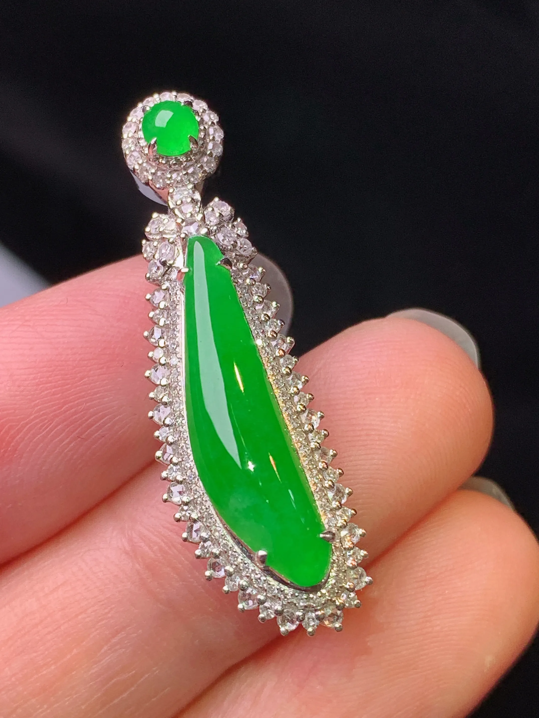 18k金钻镶嵌翠绿福瓜吊坠 玉质细腻 色泽艳丽清新 整体尺寸34.5*10.5*10