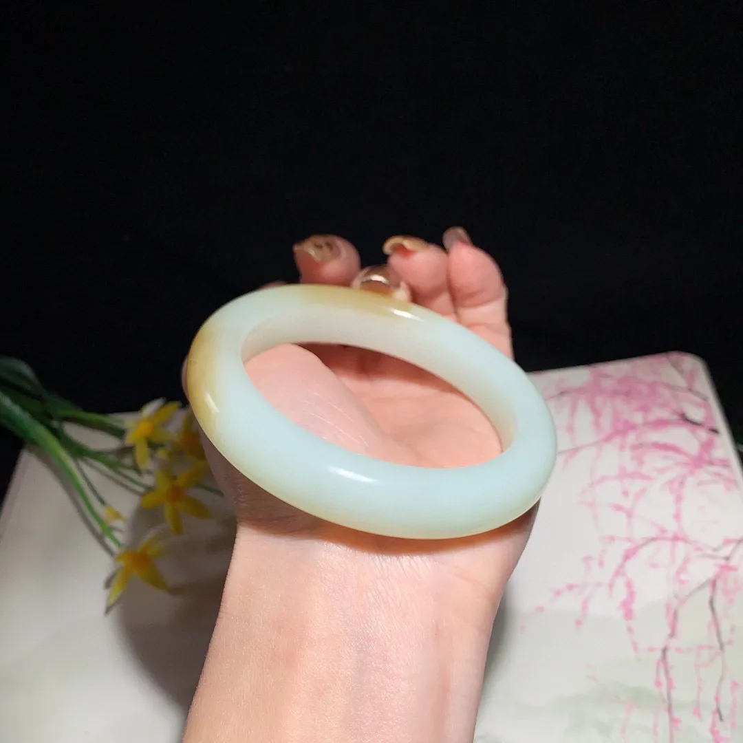 和田玉58.5圈且末糖宽条手镯！玉质细腻油润 底色纯净  无裂无棉 脂粉好，品质高。