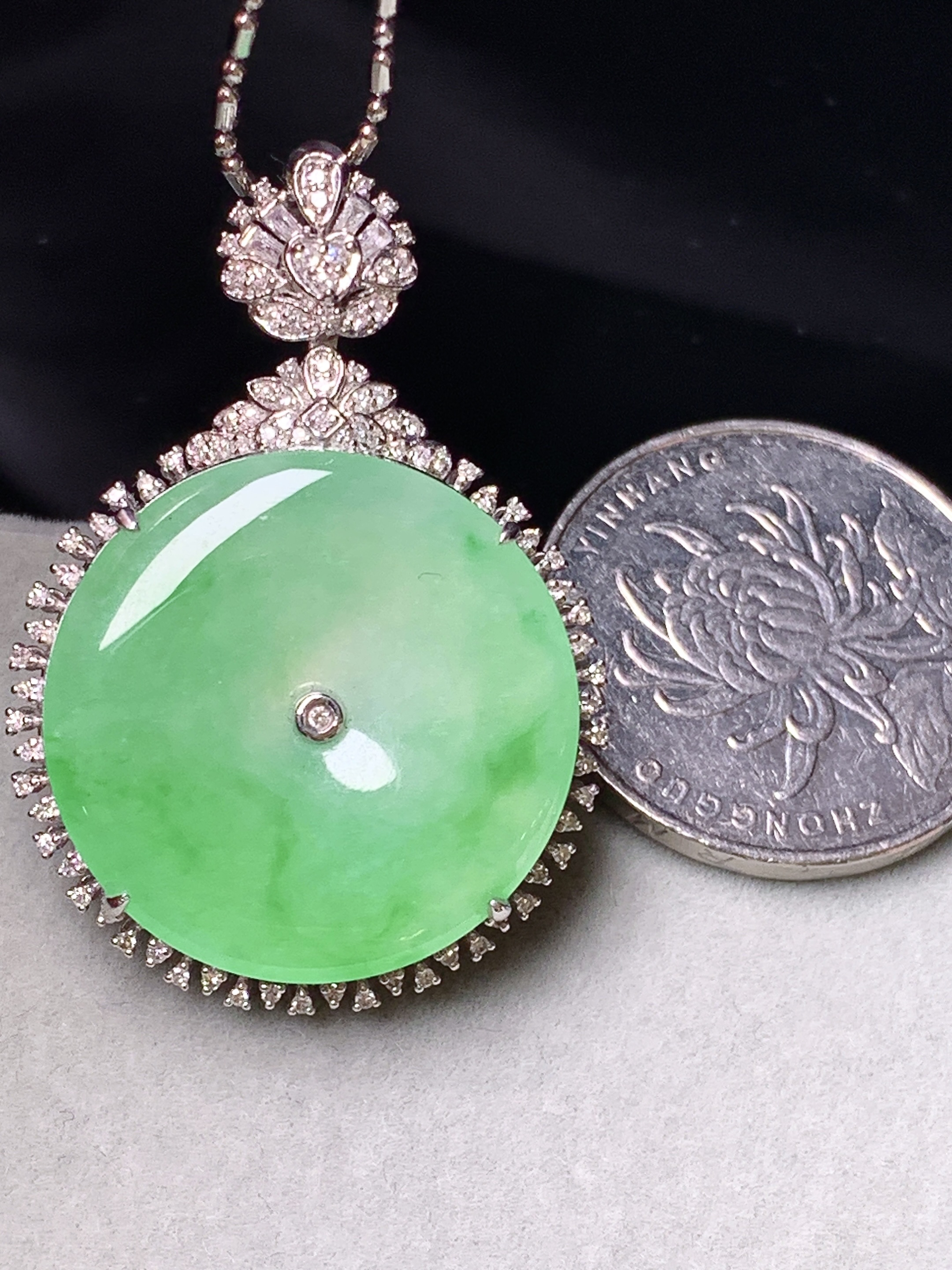 18k金钻镶嵌翠绿平安扣吊坠 玉质细腻 色泽艳丽清新 整体尺寸37.5*25.5*8.3